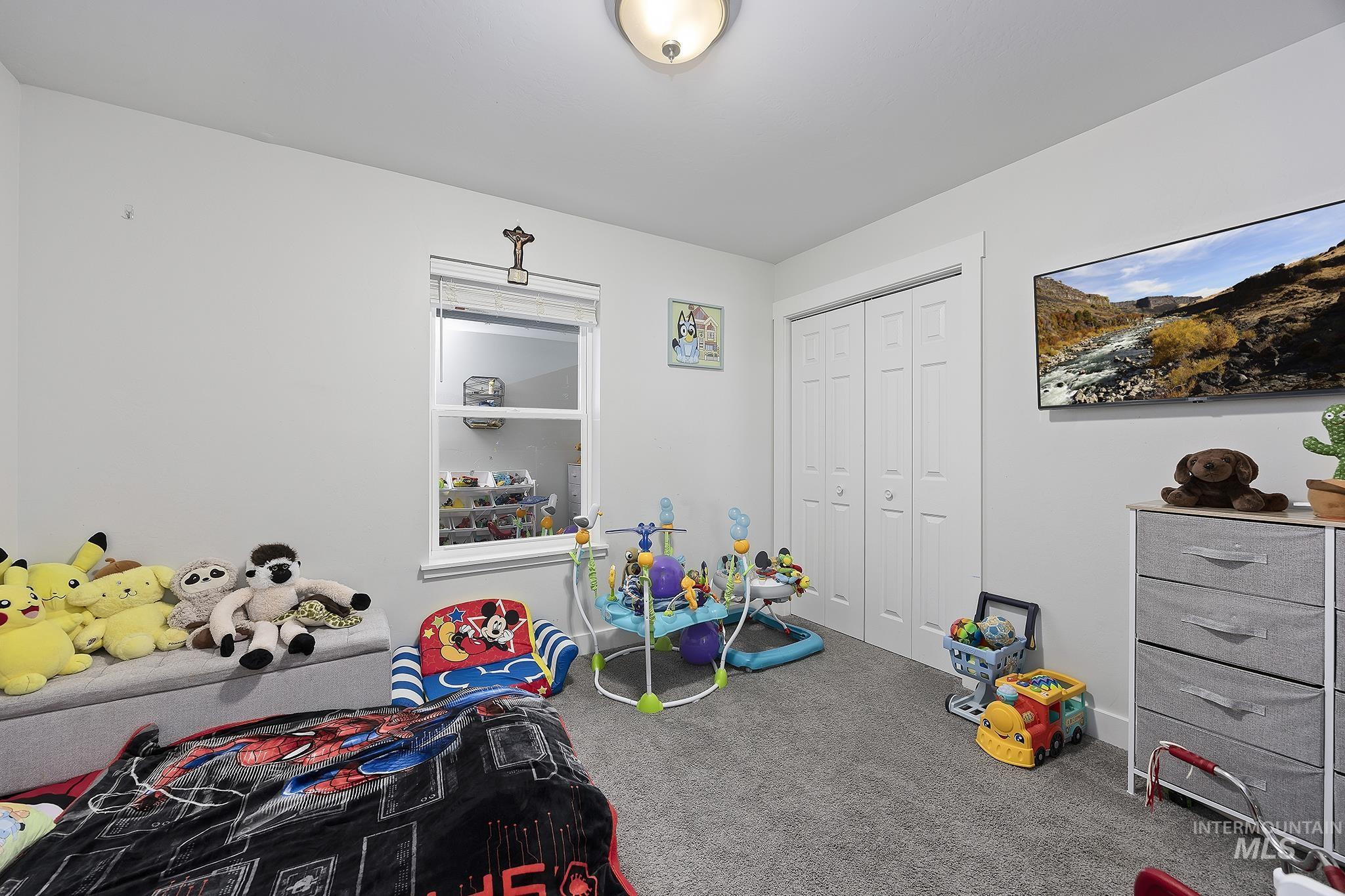 Game room with carpet