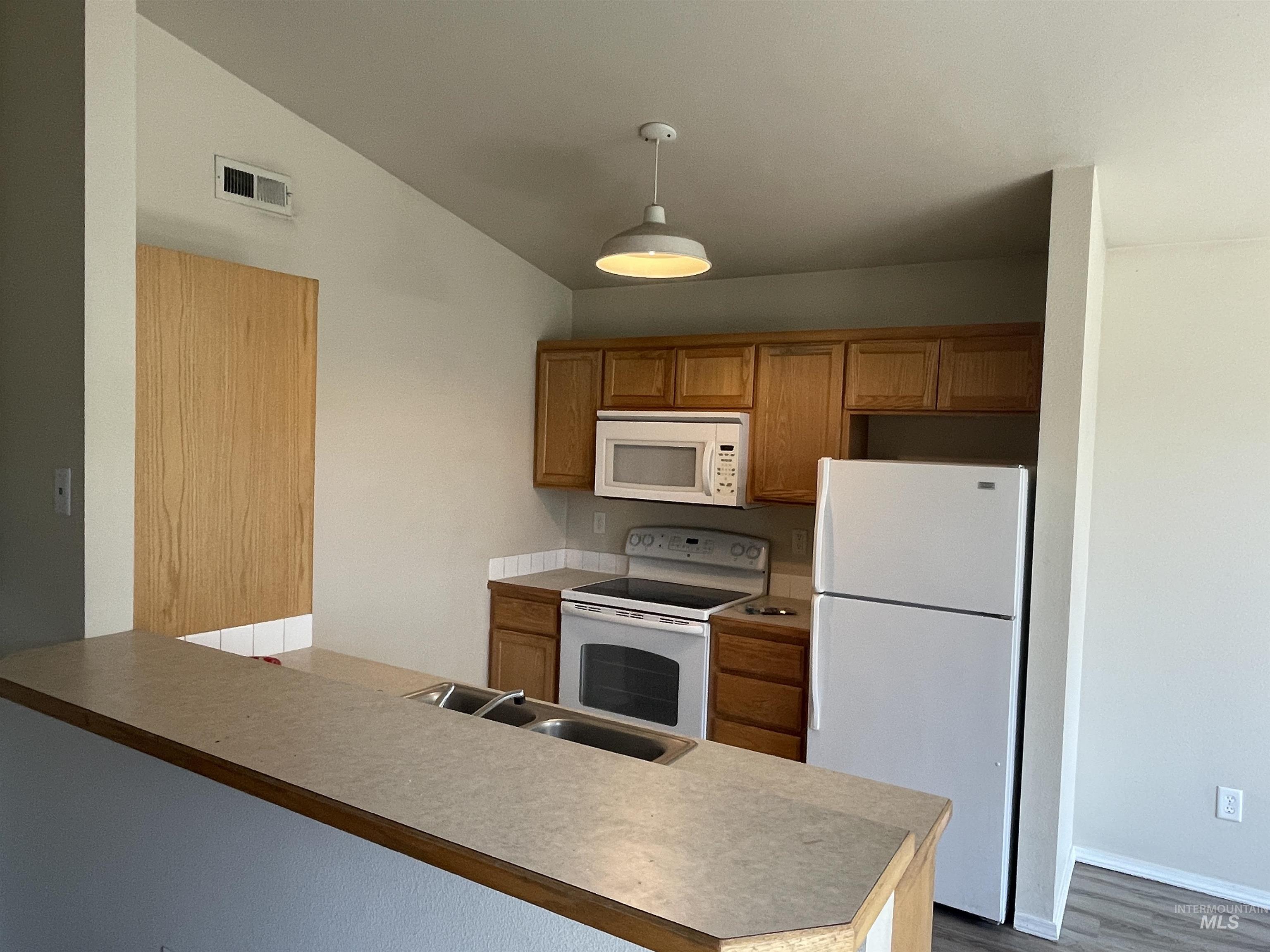 158 N Seafury Ln Apt 201, Boise, Idaho 83704, 3 Bedrooms, 2 Bathrooms, Rental For Rent, Price $1,900, 98961084