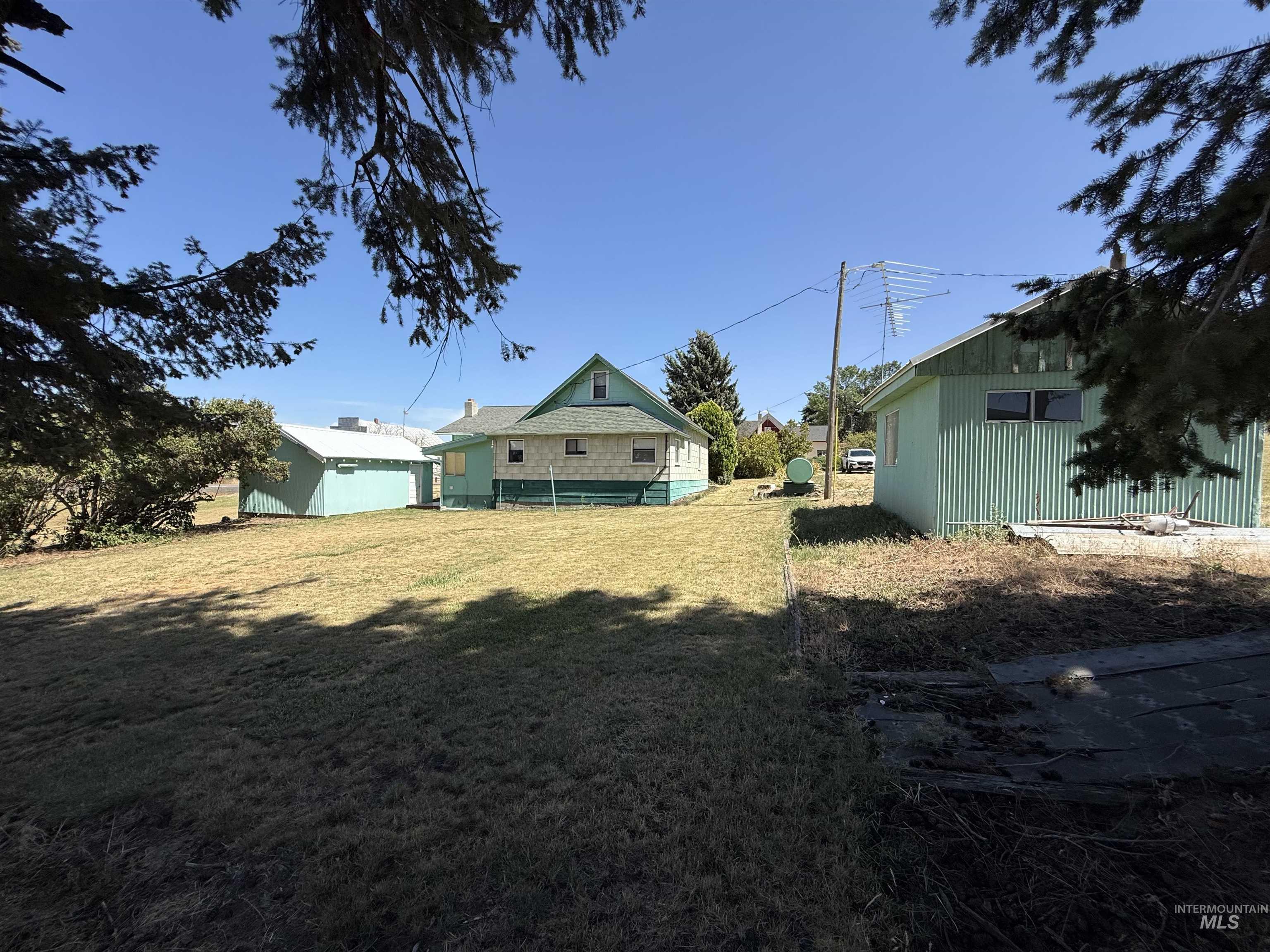 View of yard with an outbuilding