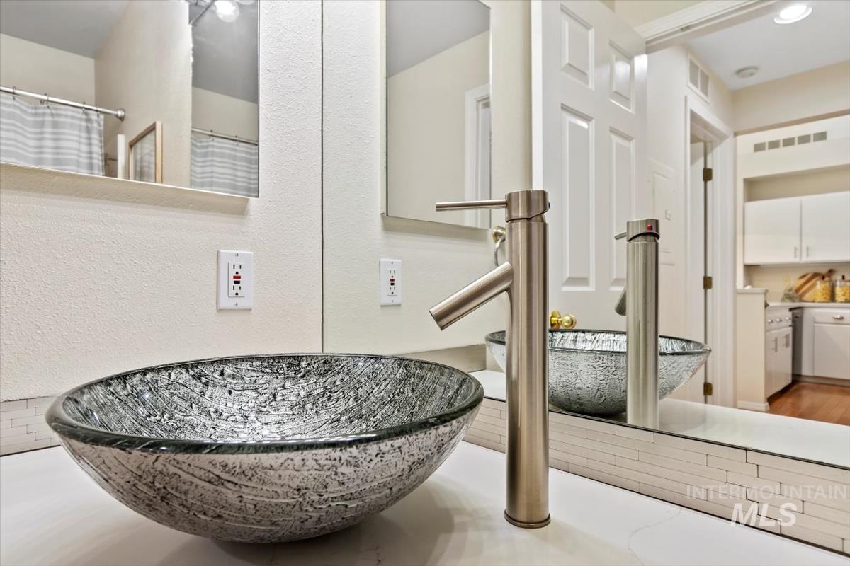 996 E Riverpark Ln, Boise, Idaho 83706, 2 Bedrooms, 2 Bathrooms, Residential For Sale, Price $539,900, 98961105