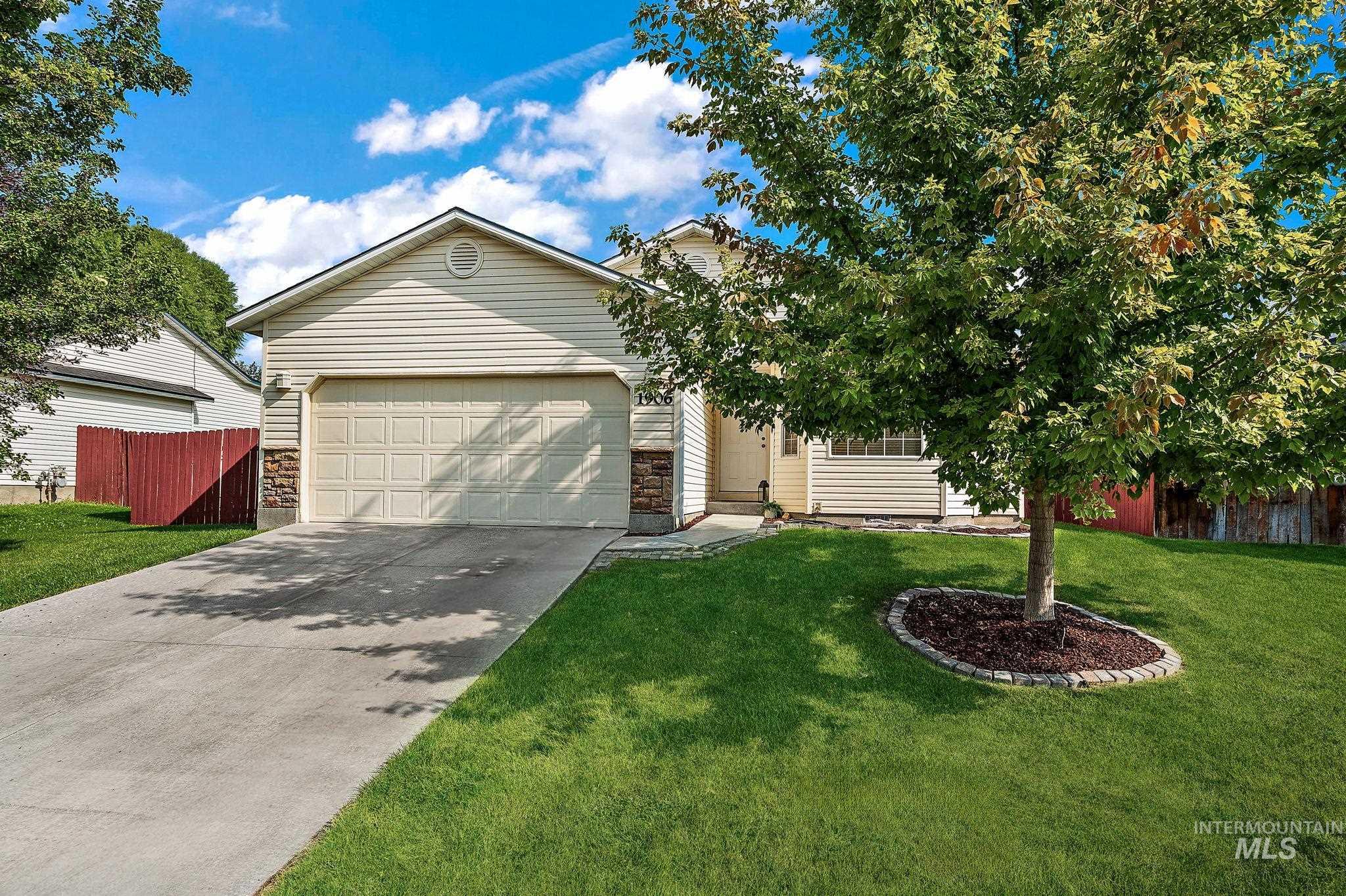 View of front of house featuring driveway and a garage