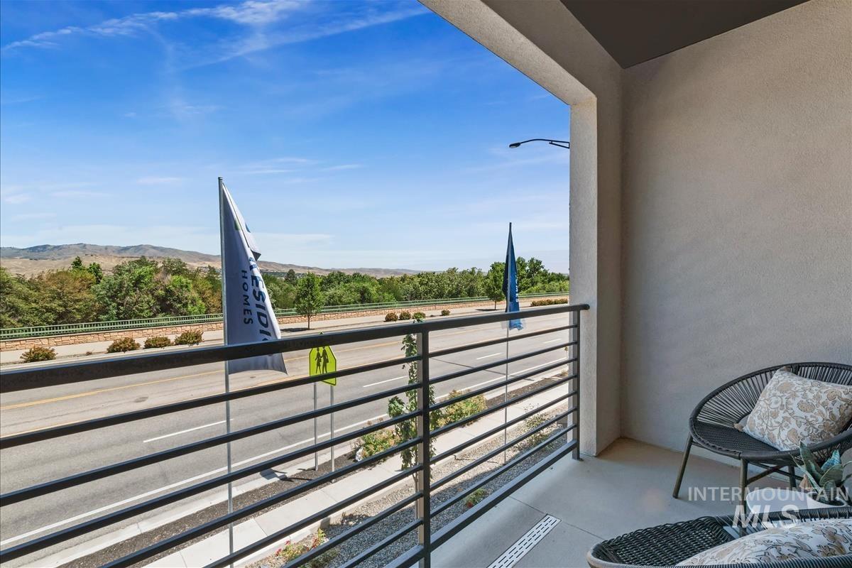 Balcony featuring a mountain view