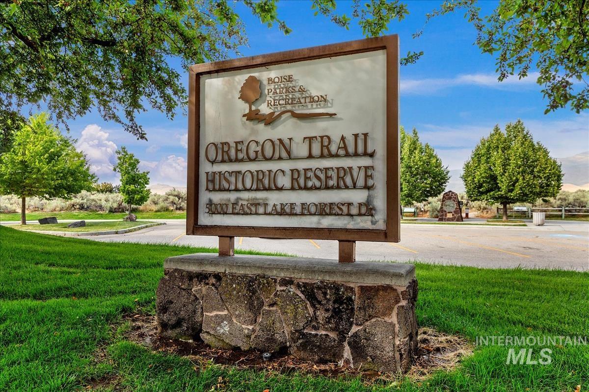 Community sign featuring a yard