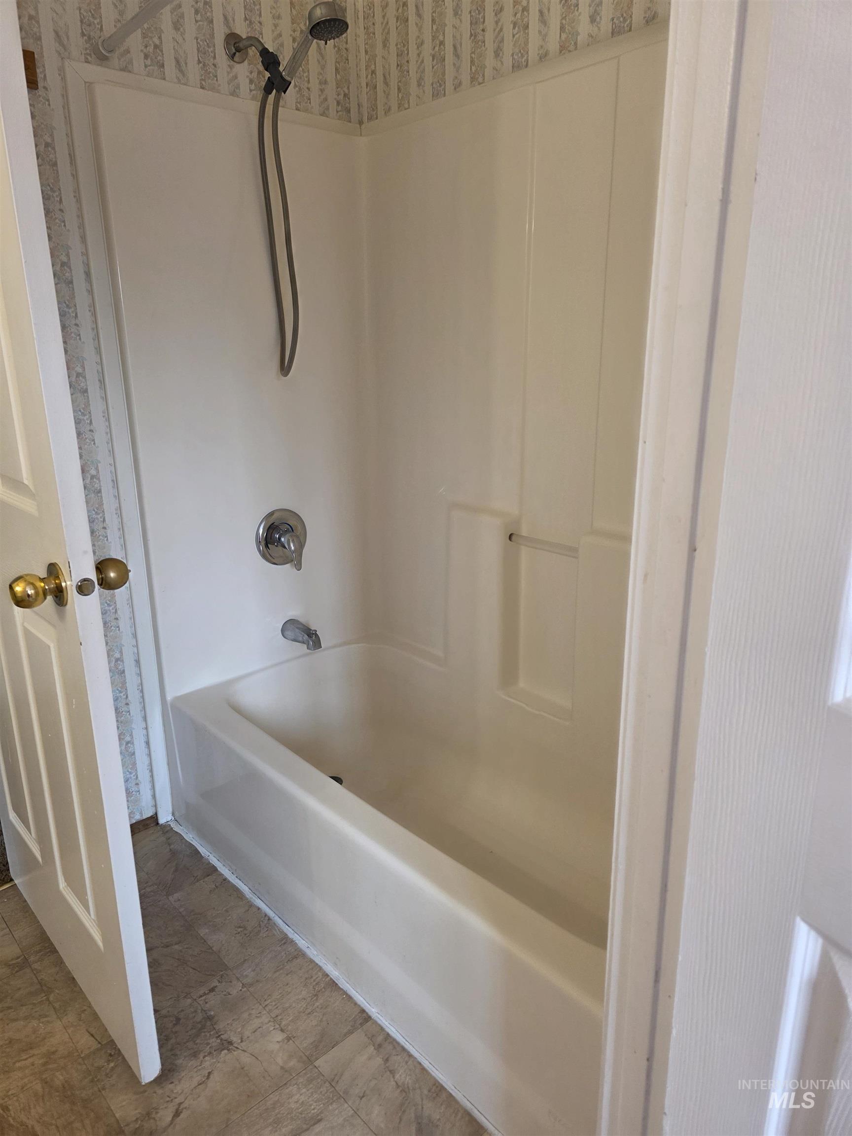 Full bath with shower / tub combination