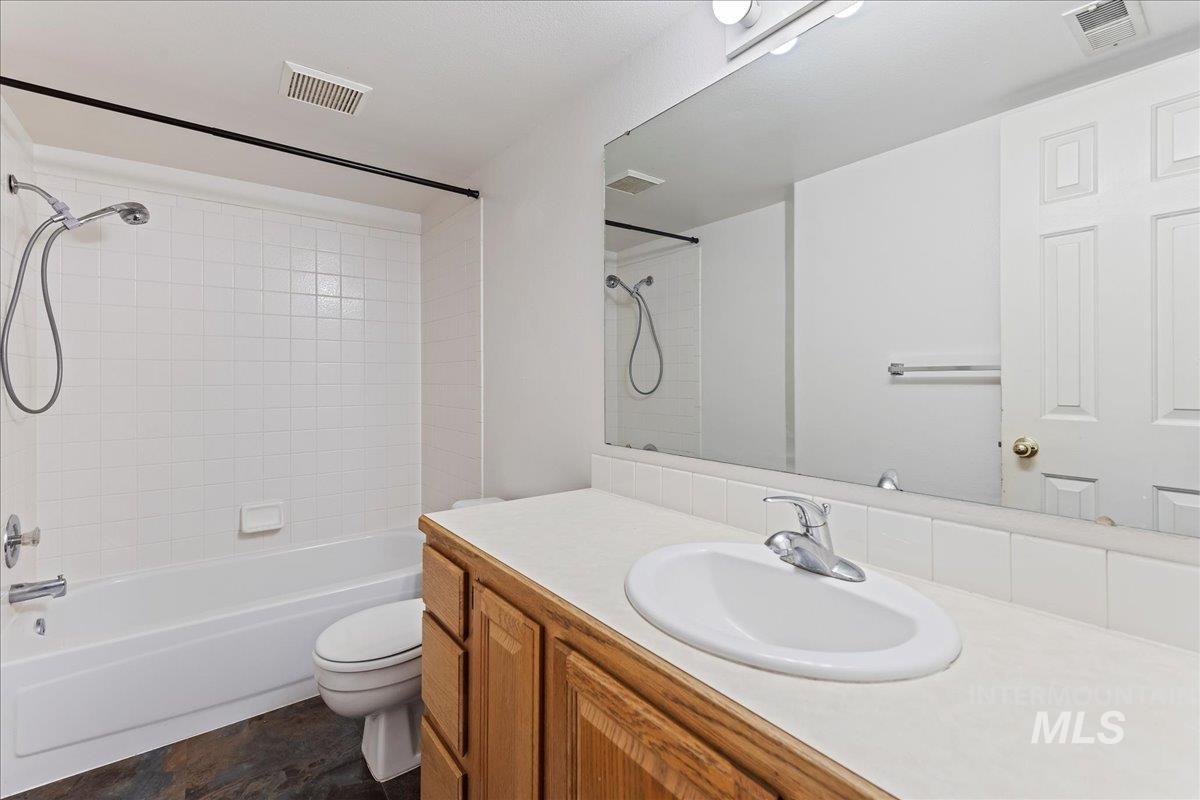Bathroom with washtub / shower combination and vanity