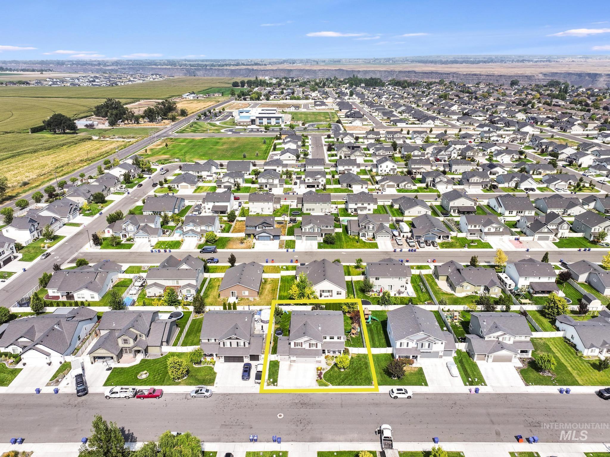 Aerial view of residential area featuring property parcel outlined