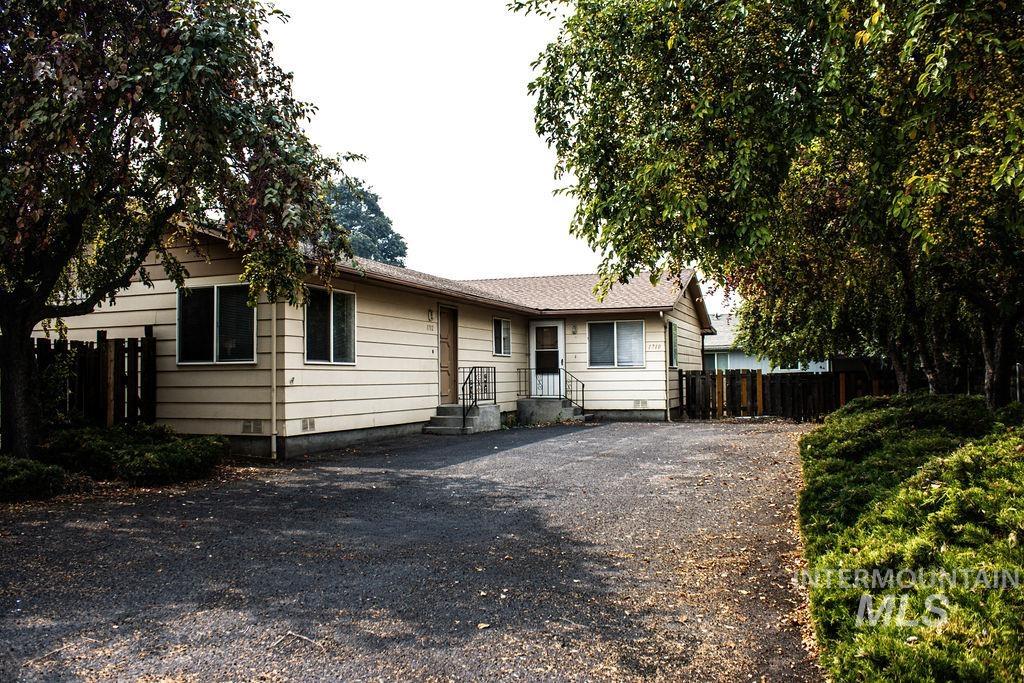 Ranch-style house with driveway