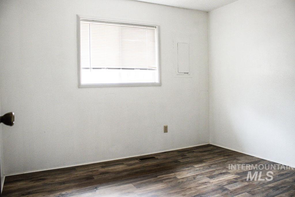 Empty room featuring dark wood-style floors