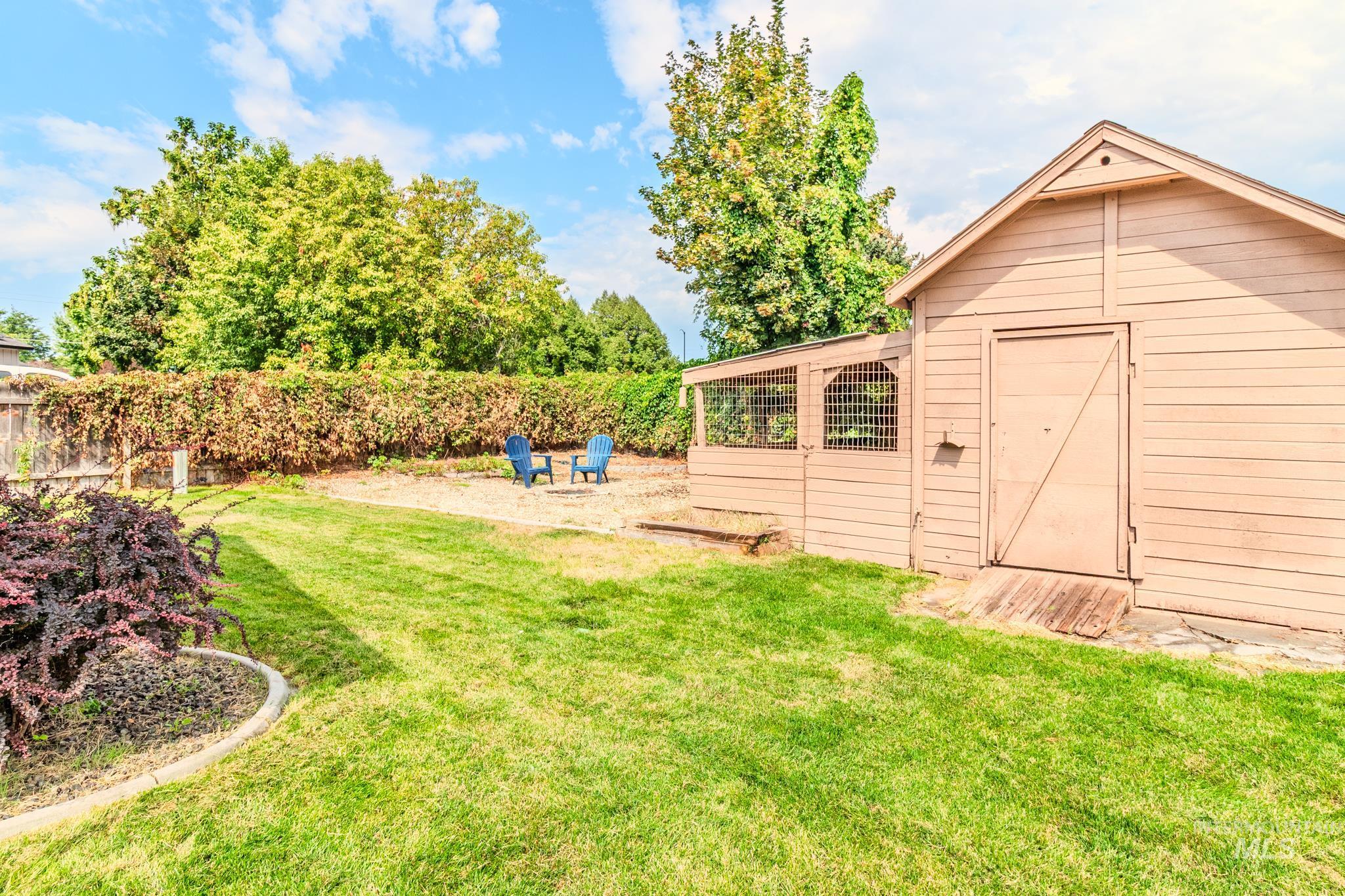 View of yard featuring an outdoor structure