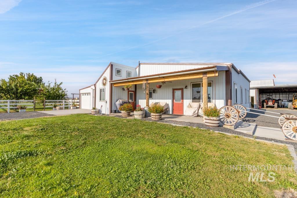 View of front of home featuring a porch, driveway, and a garage