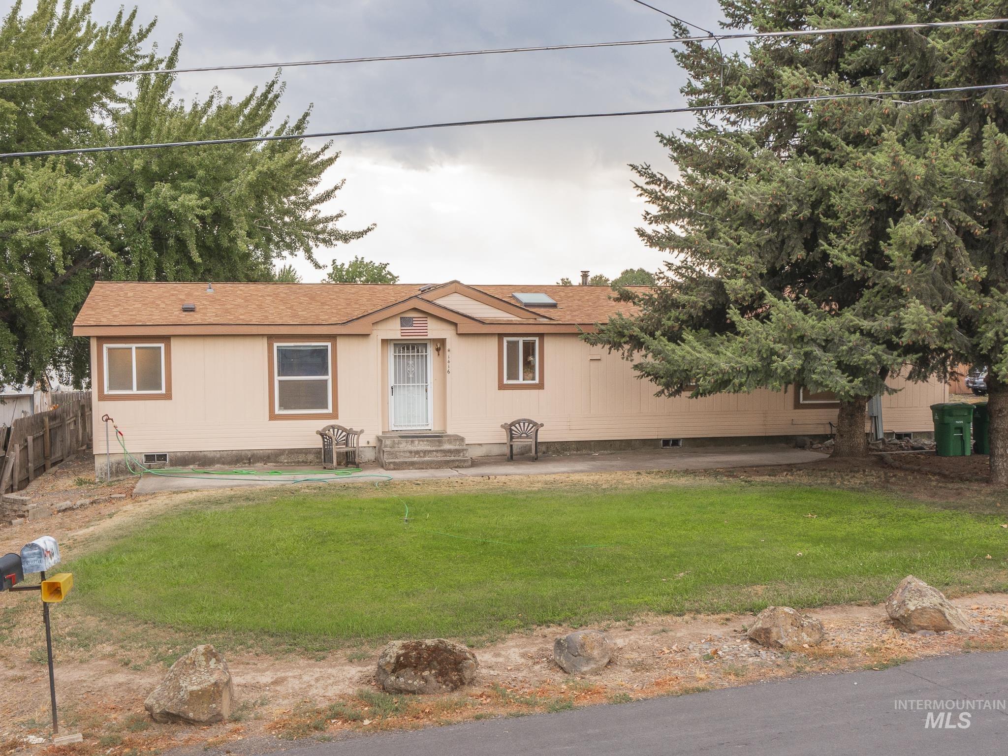 Ranch-style home with solar panels, a front yard, entry steps, roof with shingles, and crawl space
