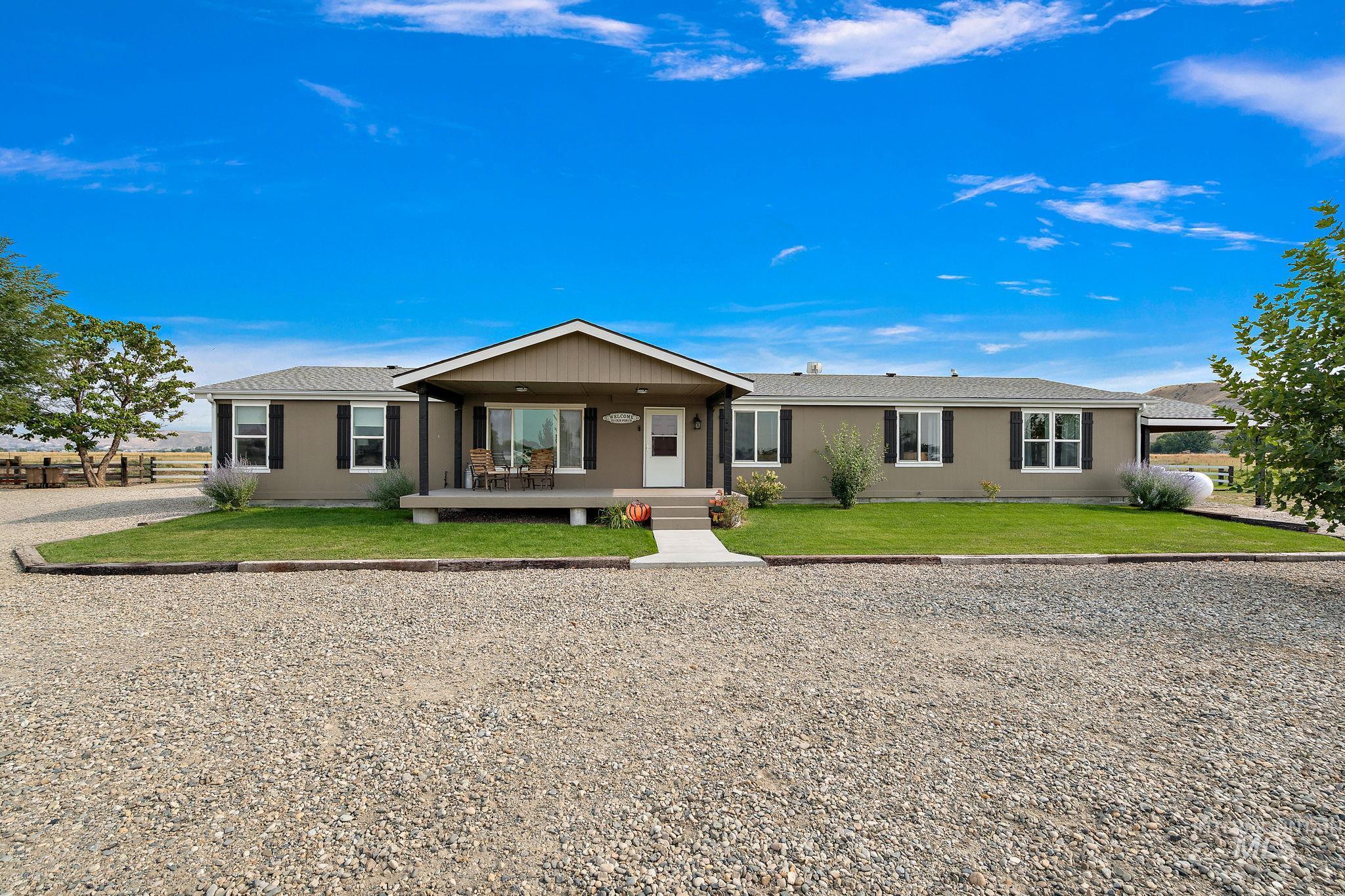 Ranch-style house with a porch and a front yard