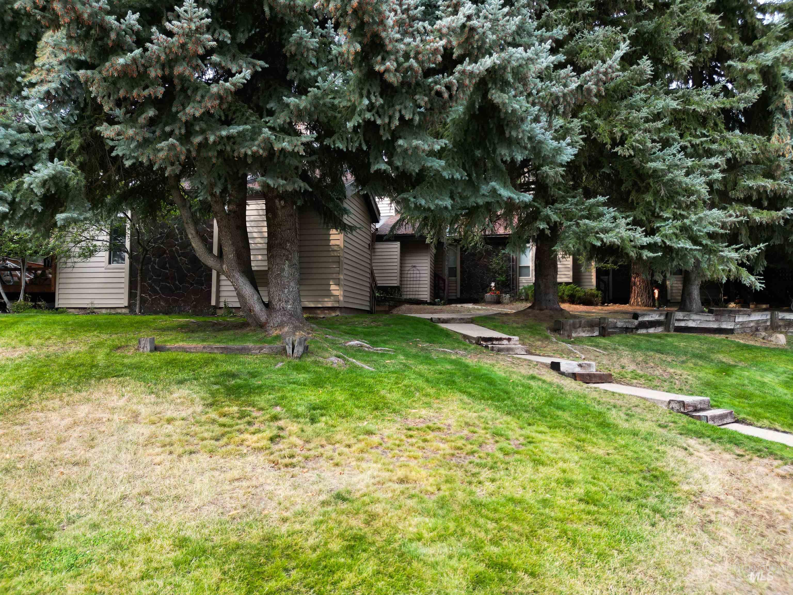View of front of house featuring a front yard