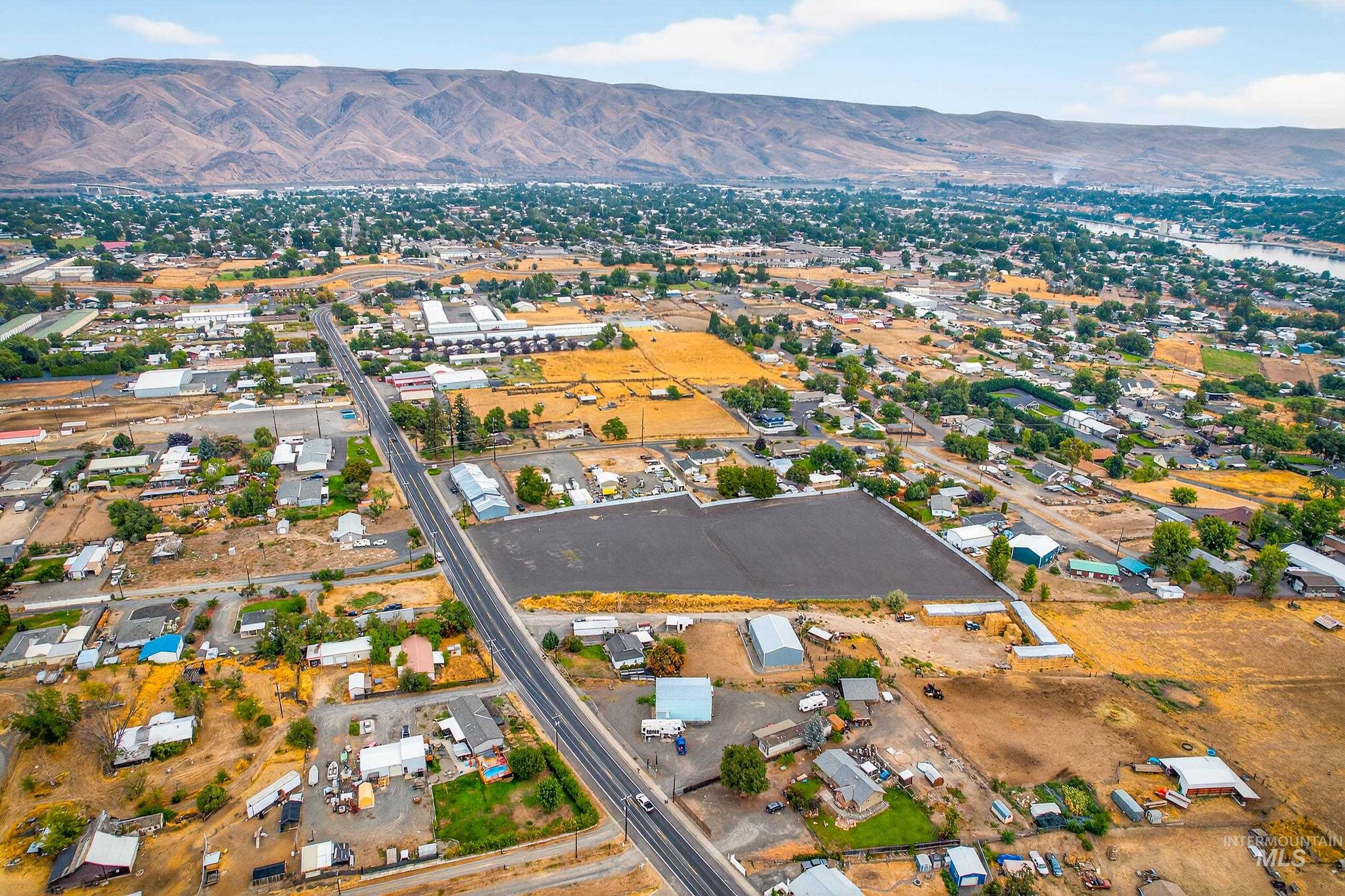 View of property location featuring mountains