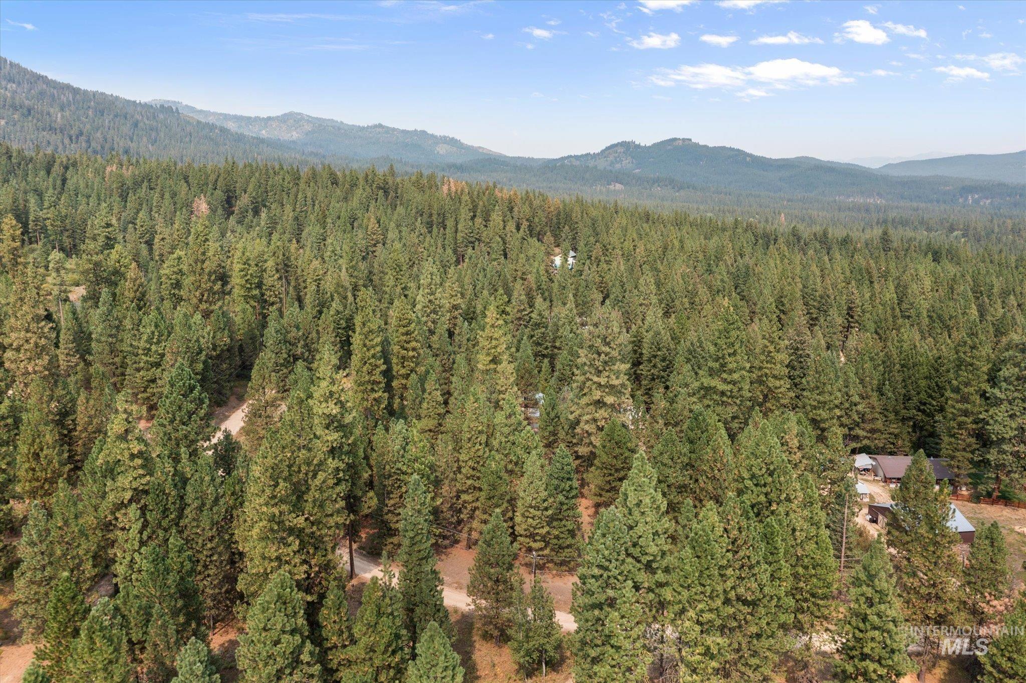 Aerial view of property's location featuring mountains
