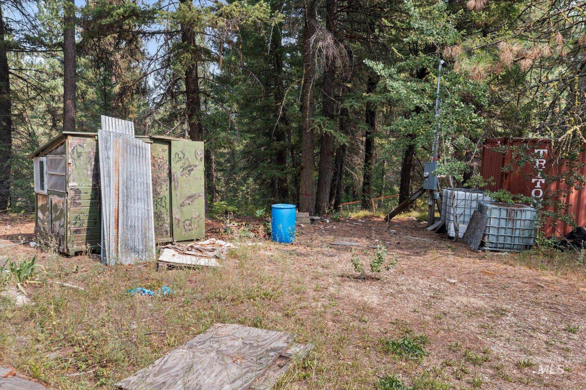 View of yard featuring a storage shed