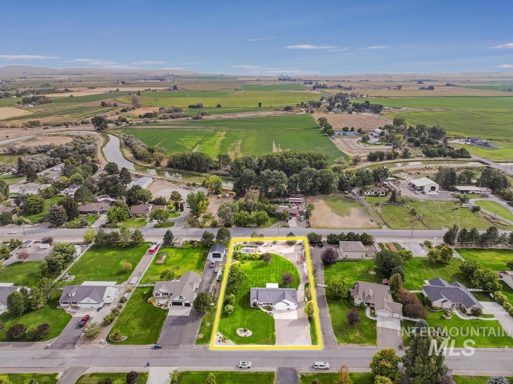 2515 E 3707 N, Twin Falls, Idaho 83301-0114, 3 Bedrooms, 2 Bathrooms, Residential For Sale, Price $479,900, 98961324