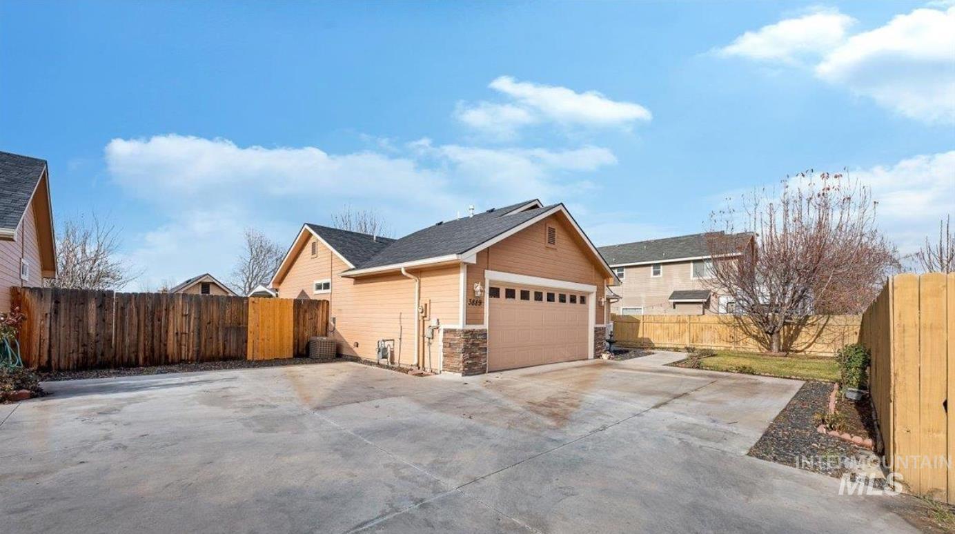 3889 N Maple Grove Rd, Boise, Idaho 83704, 3 Bedrooms, 2 Bathrooms, Residential Income For Sale, Price $385,000, 98961362