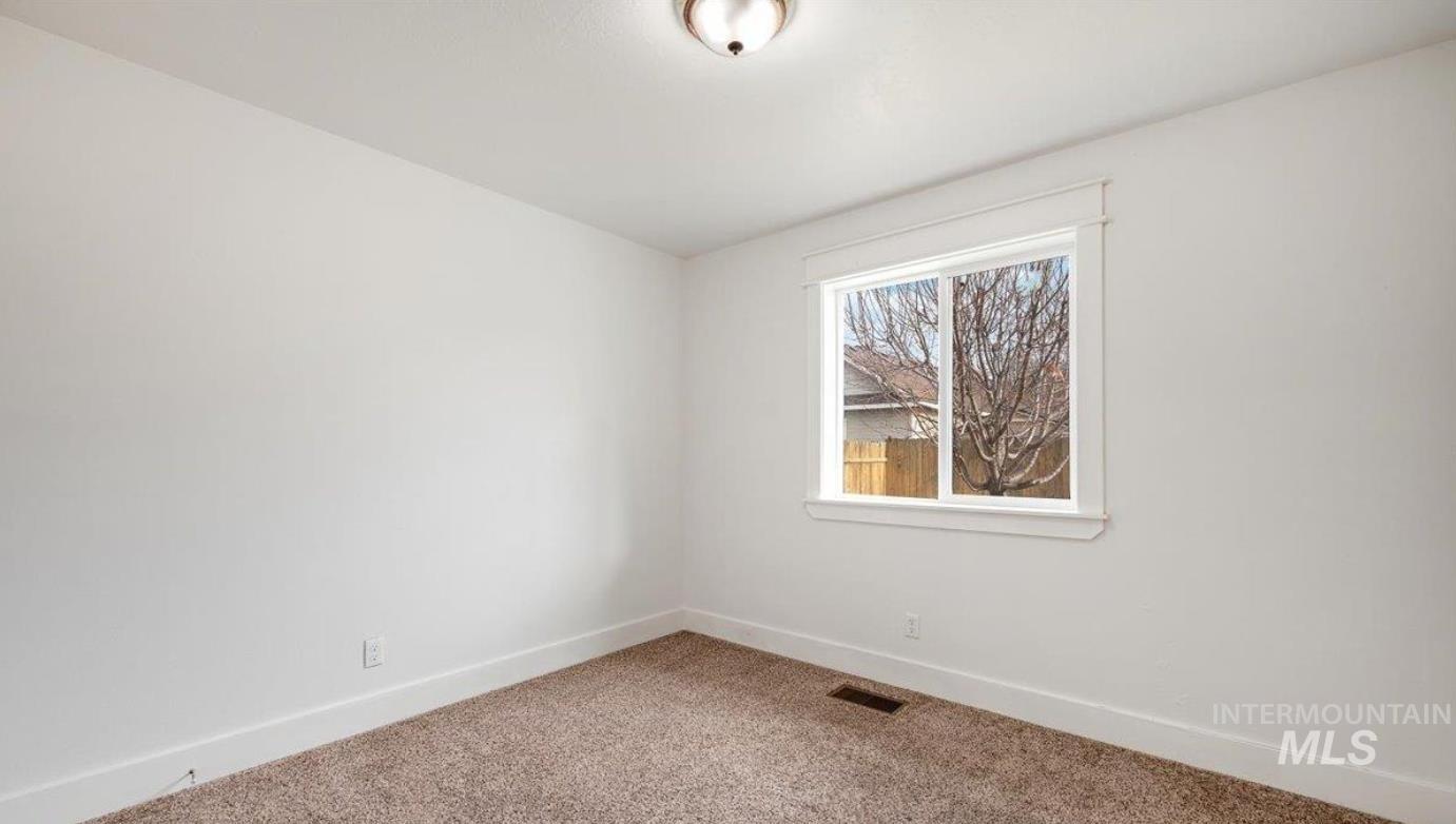 3889 N Maple Grove Rd, Boise, Idaho 83704, 3 Bedrooms, 2 Bathrooms, Residential Income For Sale, Price $385,000, 98961362
