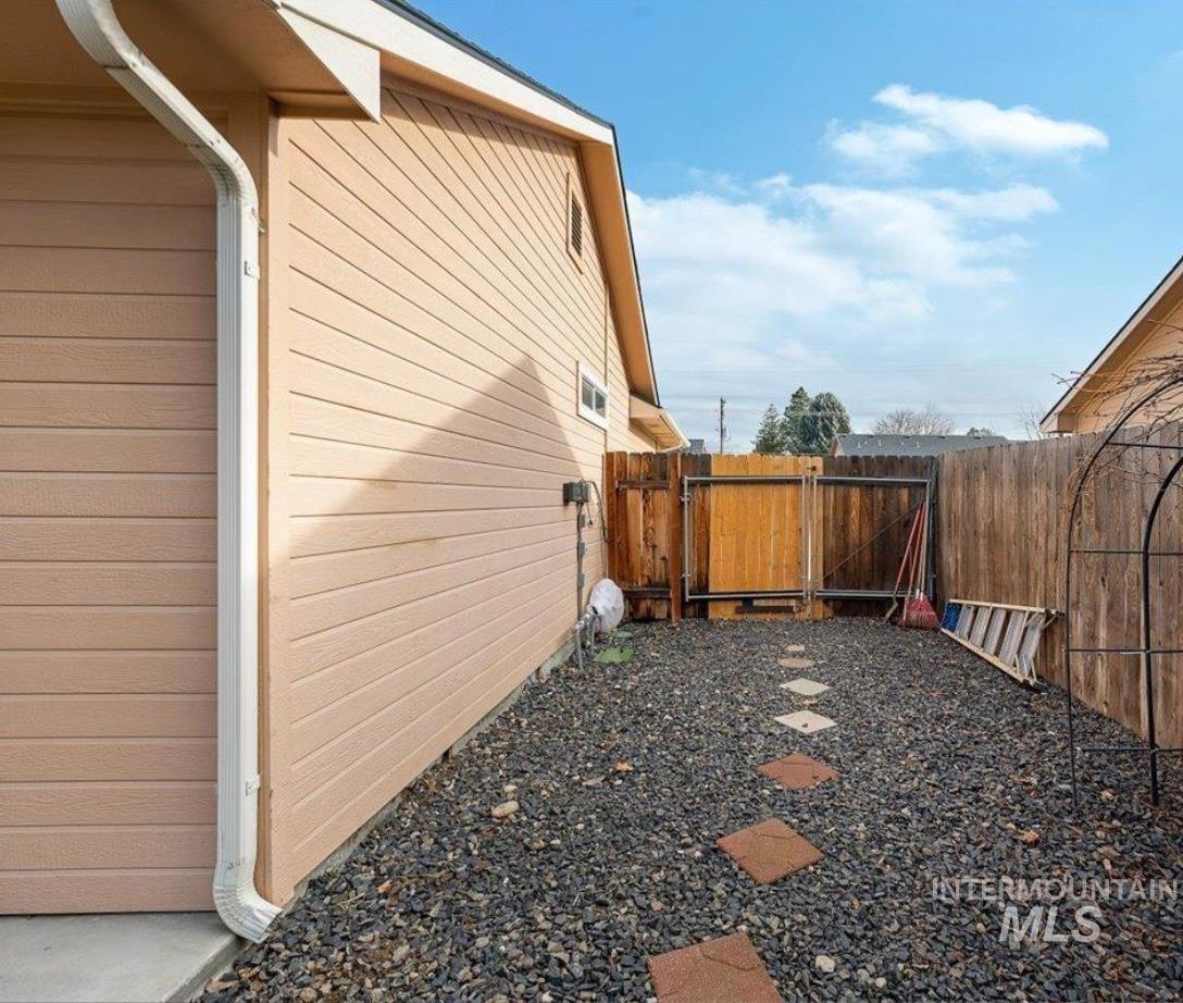 3889 N Maple Grove Rd, Boise, Idaho 83704, 3 Bedrooms, 2 Bathrooms, Residential Income For Sale, Price $385,000, 98961362