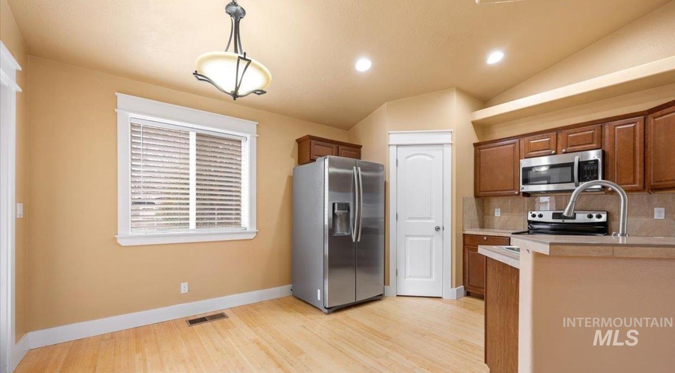3889 N Maple Grove Rd, Boise, Idaho 83704, 3 Bedrooms, 2 Bathrooms, Residential Income For Sale, Price $385,000, 98961362
