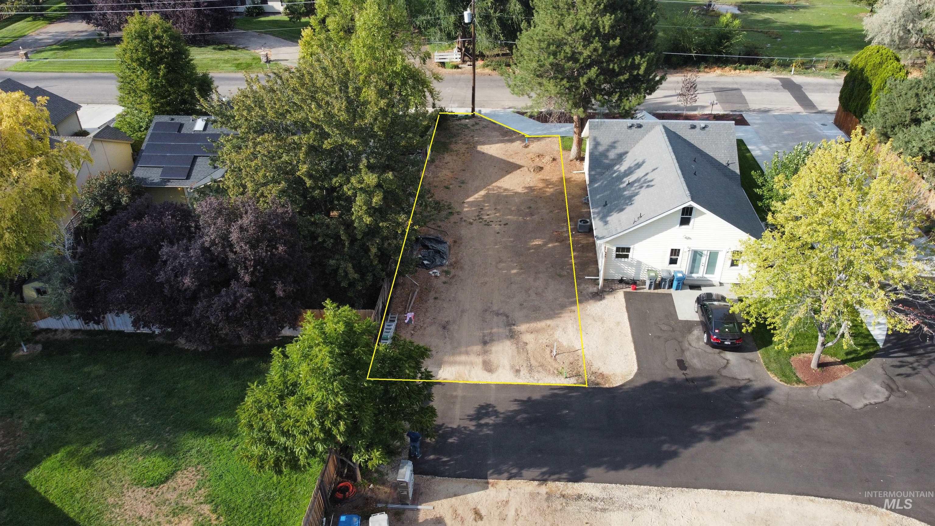 View of subject property with property parcel outlined