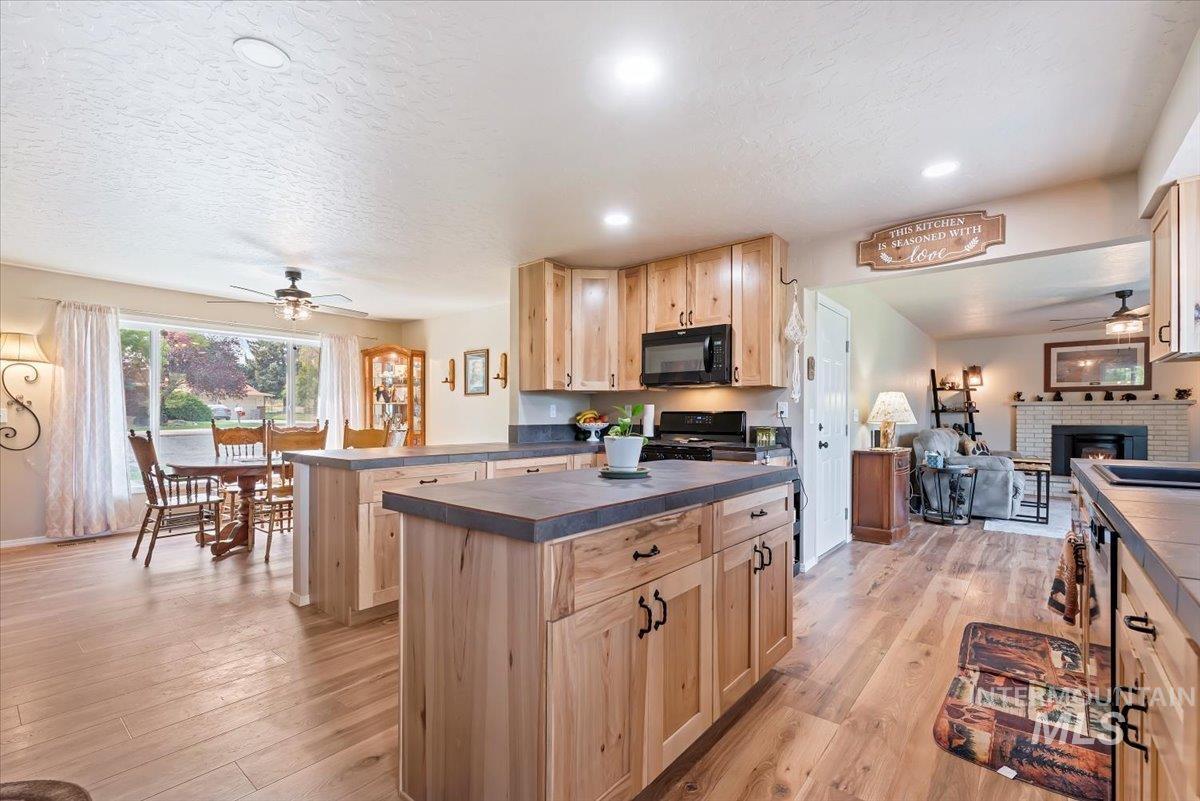 424 Lindenwood, Nampa, Idaho 83686, 2 Bedrooms, 2 Bathrooms, Residential For Sale, Price $450,000, 98961381