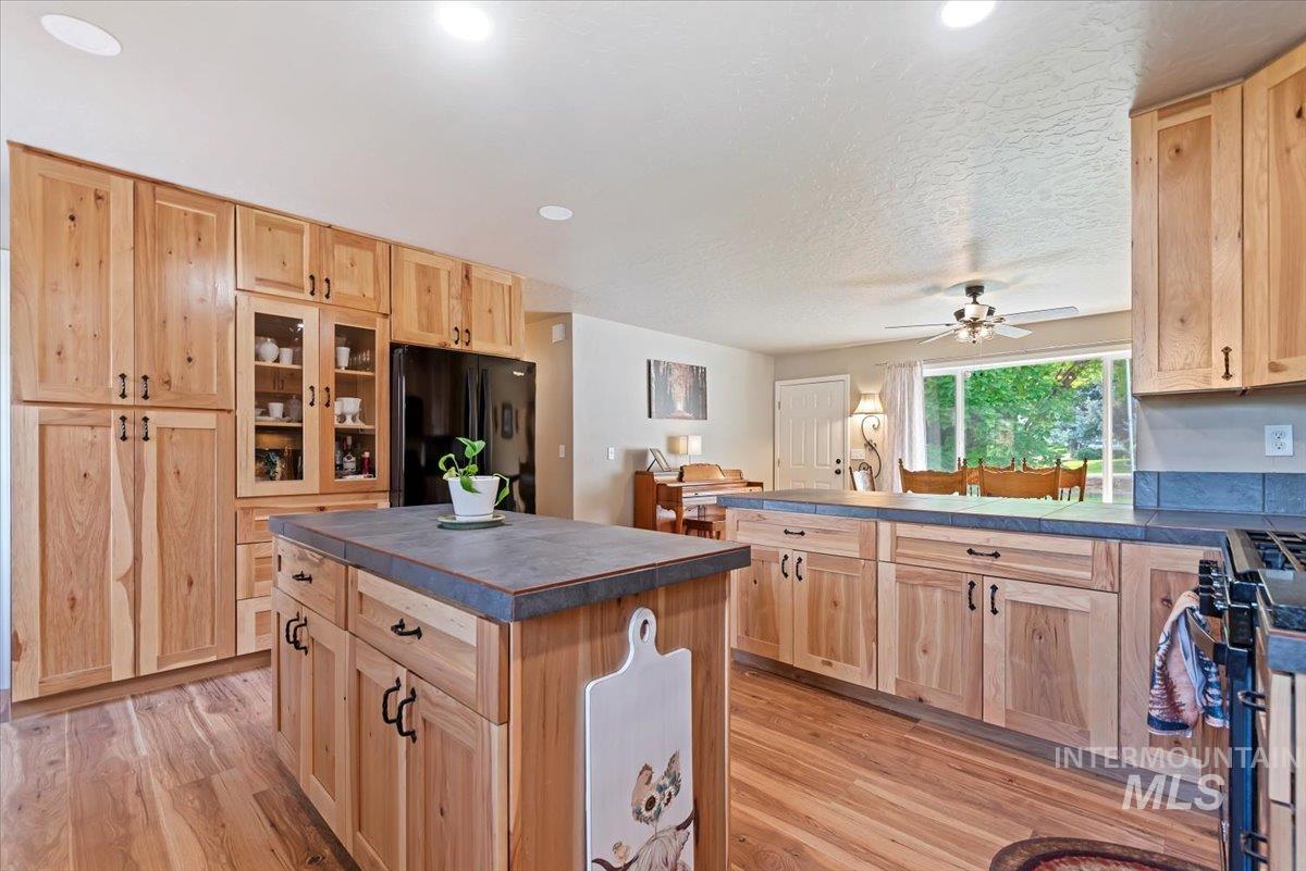 424 Lindenwood, Nampa, Idaho 83686, 2 Bedrooms, 2 Bathrooms, Residential For Sale, Price $450,000, 98961381
