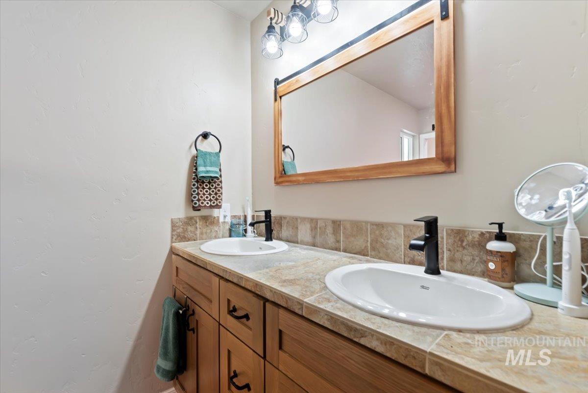 424 Lindenwood, Nampa, Idaho 83686, 2 Bedrooms, 2 Bathrooms, Residential For Sale, Price $450,000, 98961381