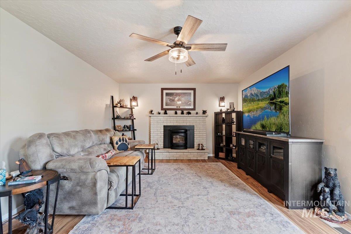 424 Lindenwood, Nampa, Idaho 83686, 2 Bedrooms, 2 Bathrooms, Residential For Sale, Price $450,000, 98961381