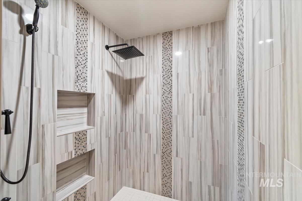 Bathroom featuring tiled shower