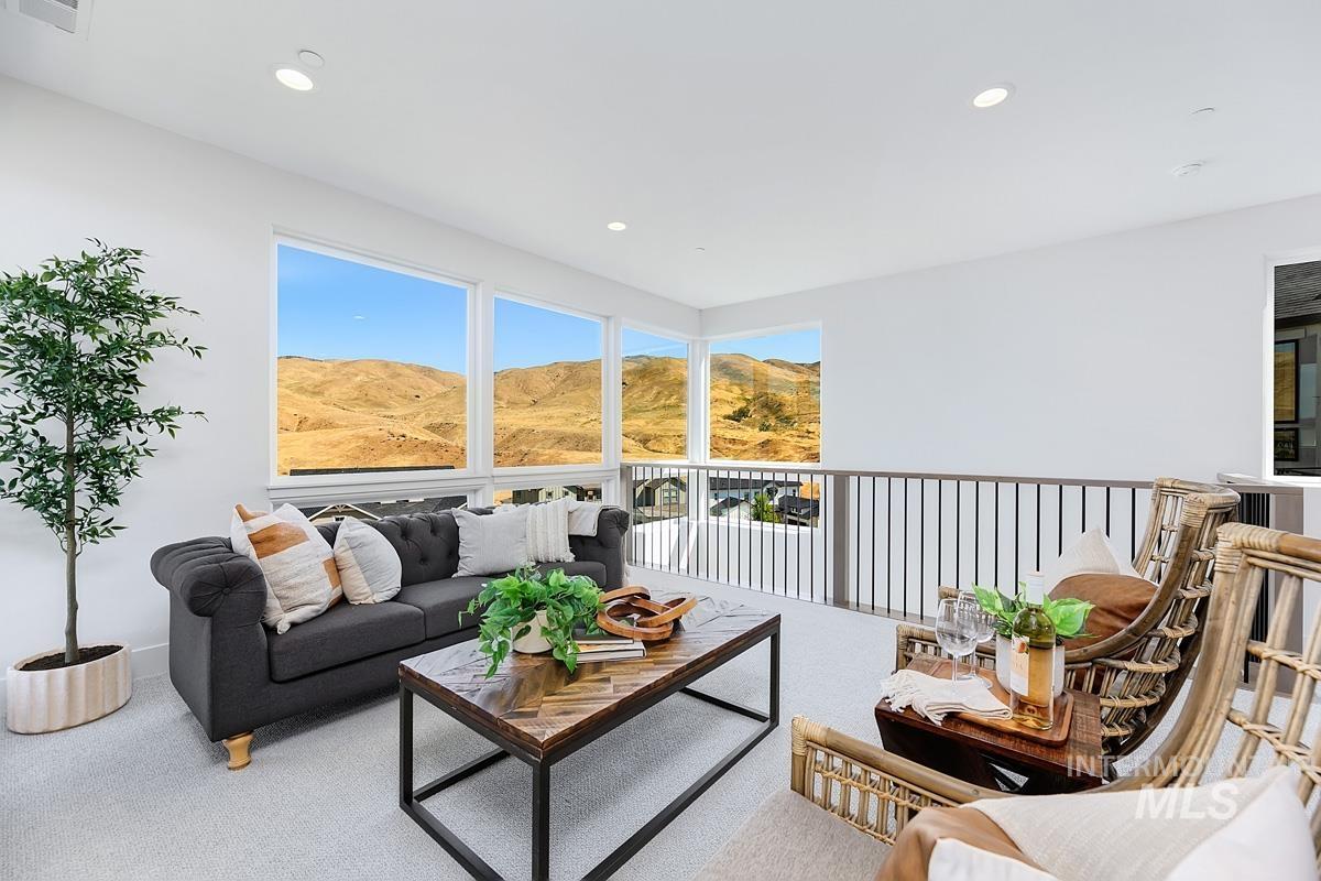 Sunroom / solarium featuring a mountain view