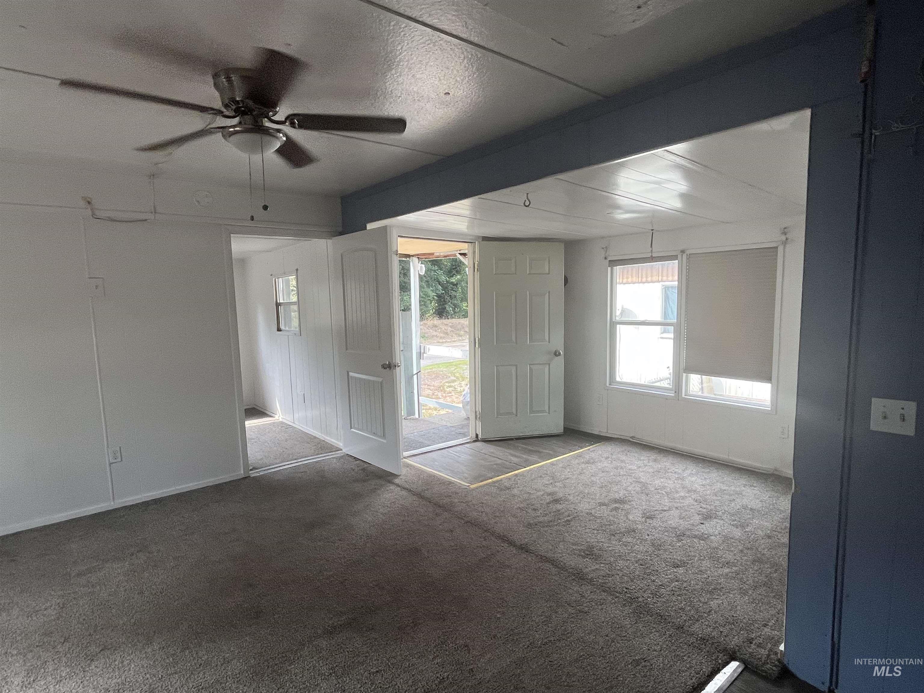 Carpeted spare room with ceiling fan