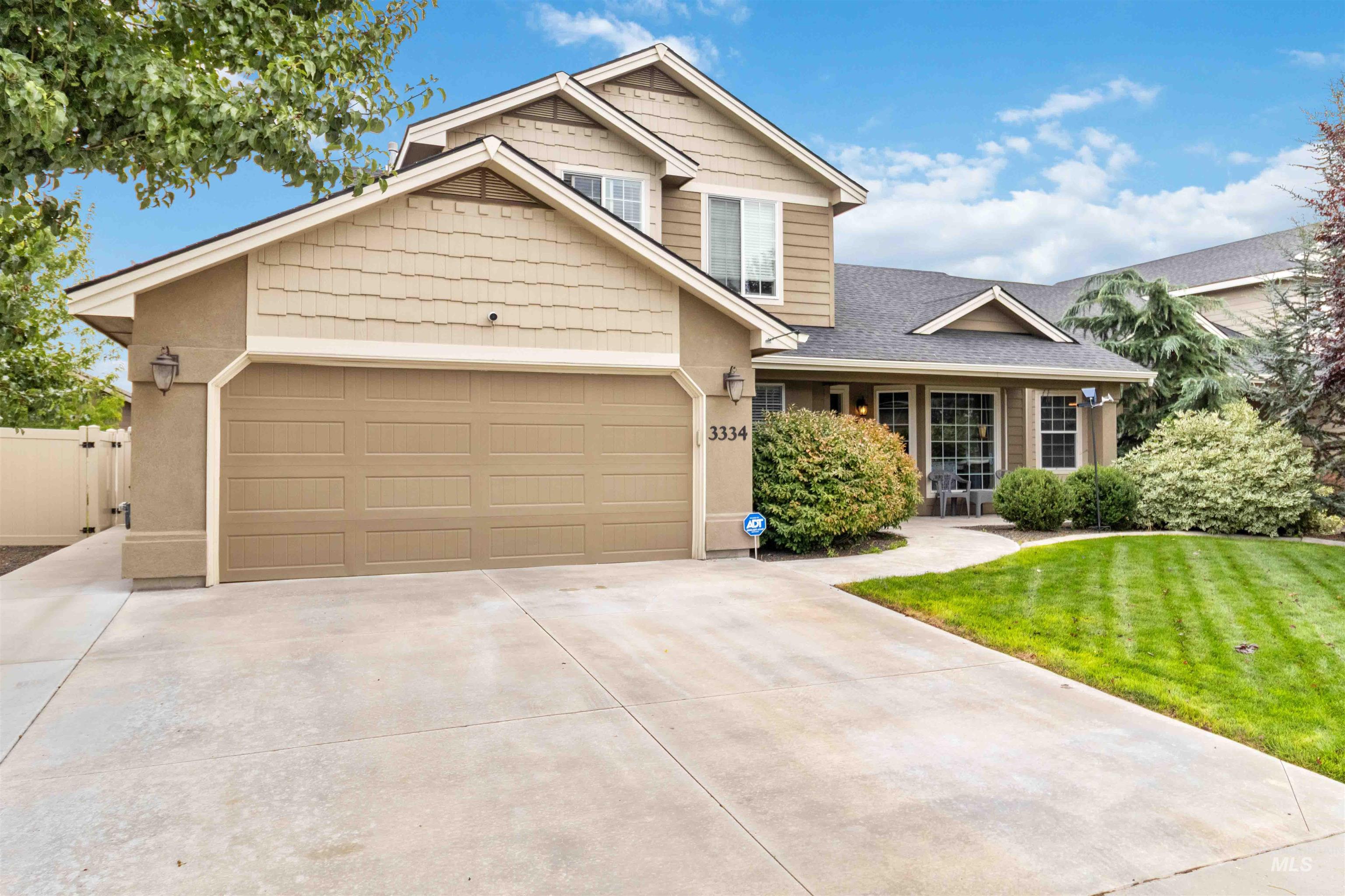 View of front facade with driveway and a front lawn