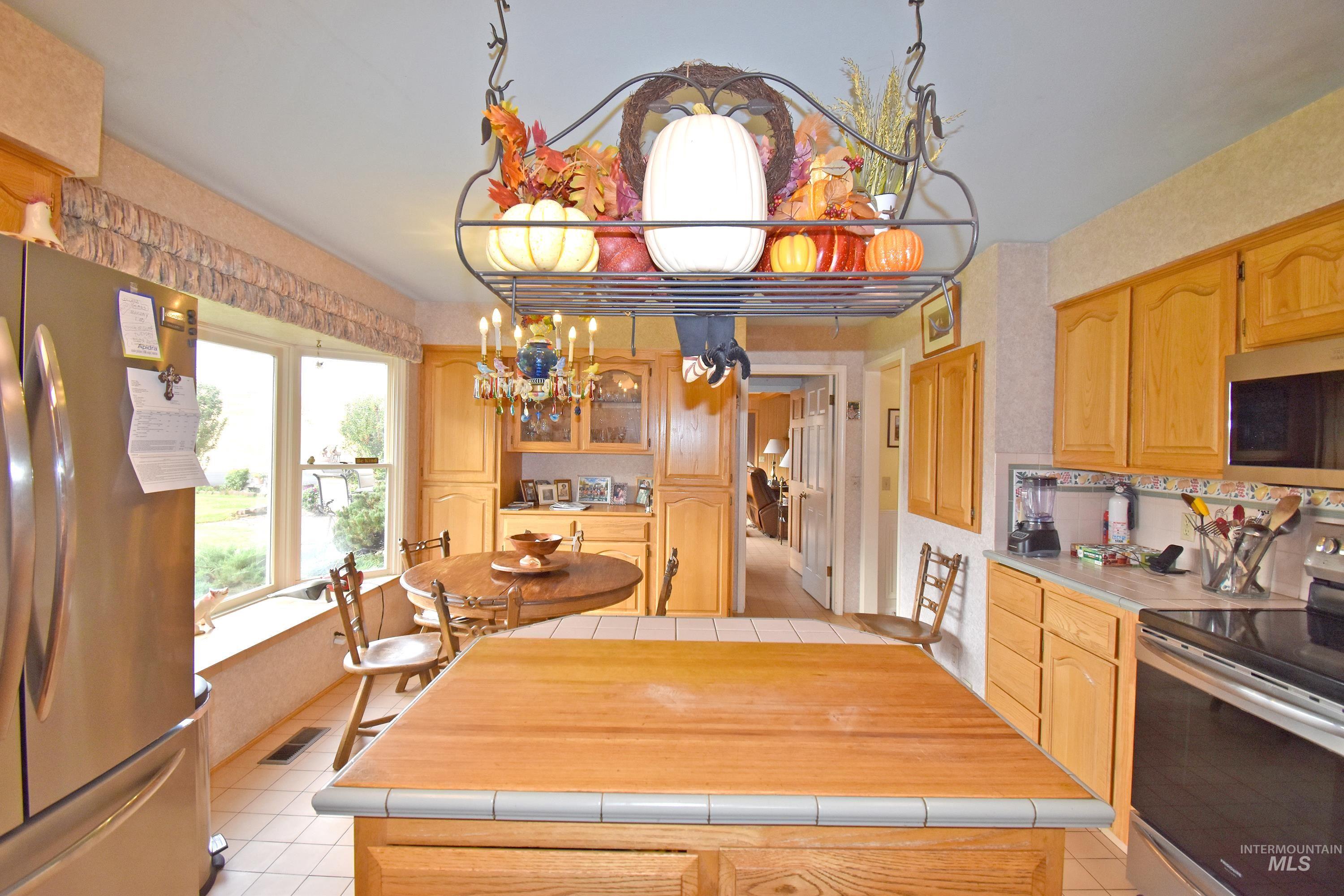 531 Silcott Road, Clarkston, Washington 99403, 3 Bedrooms, 2.5 Bathrooms, Residential For Sale, Price $1,500,000, 98961508