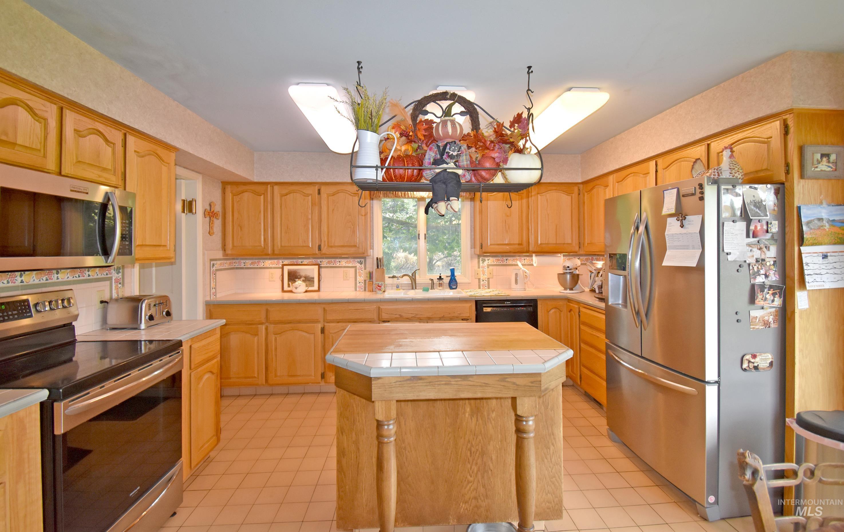 531 Silcott Road, Clarkston, Washington 99403, 3 Bedrooms, 2.5 Bathrooms, Residential For Sale, Price $1,500,000, 98961508