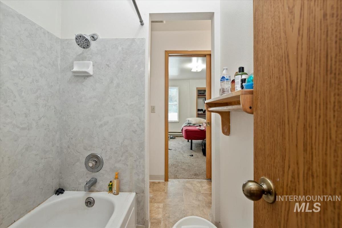 Bathroom with bathing tub / shower combination and a bidet