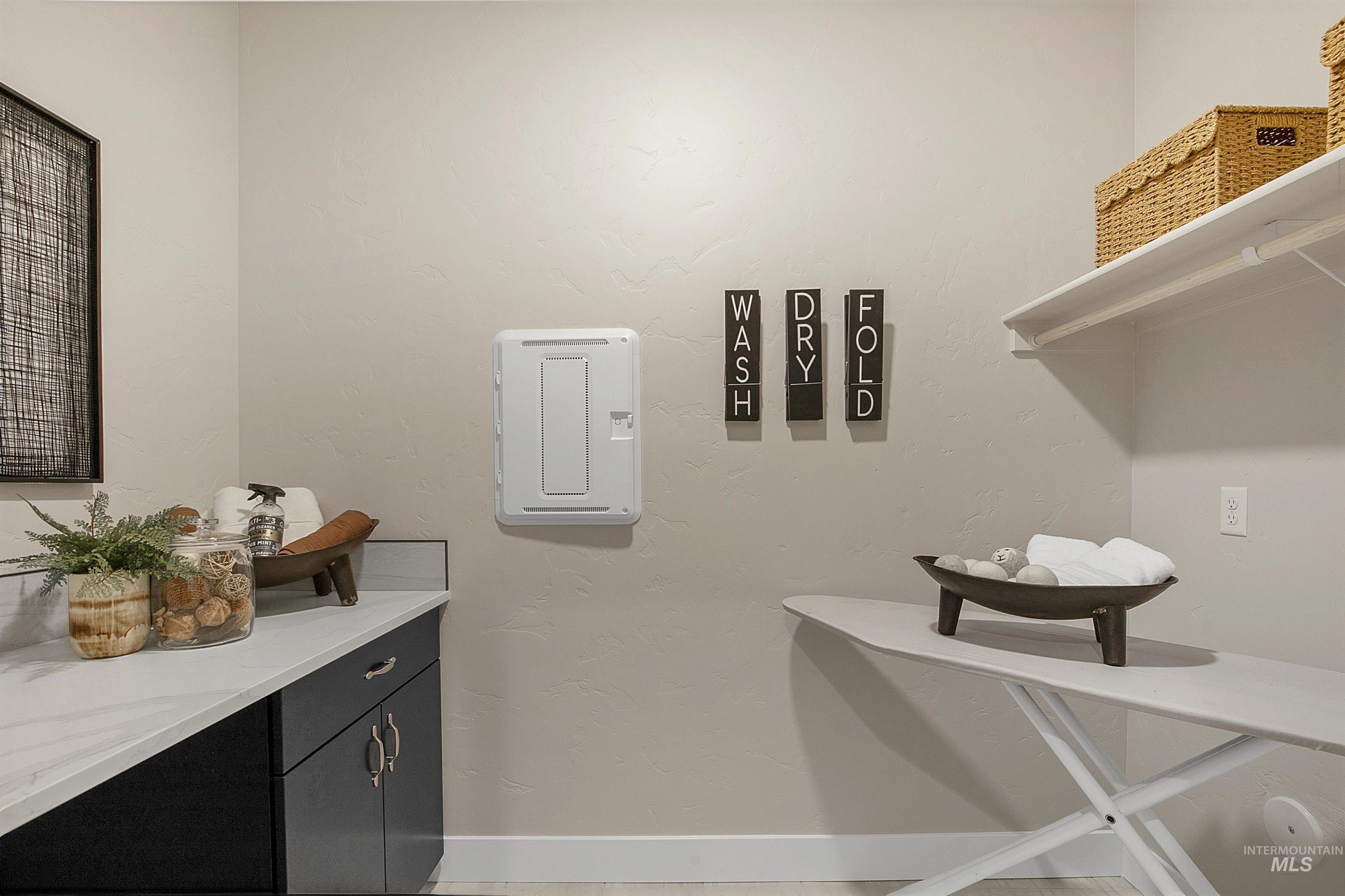 Laundry room with baseboards