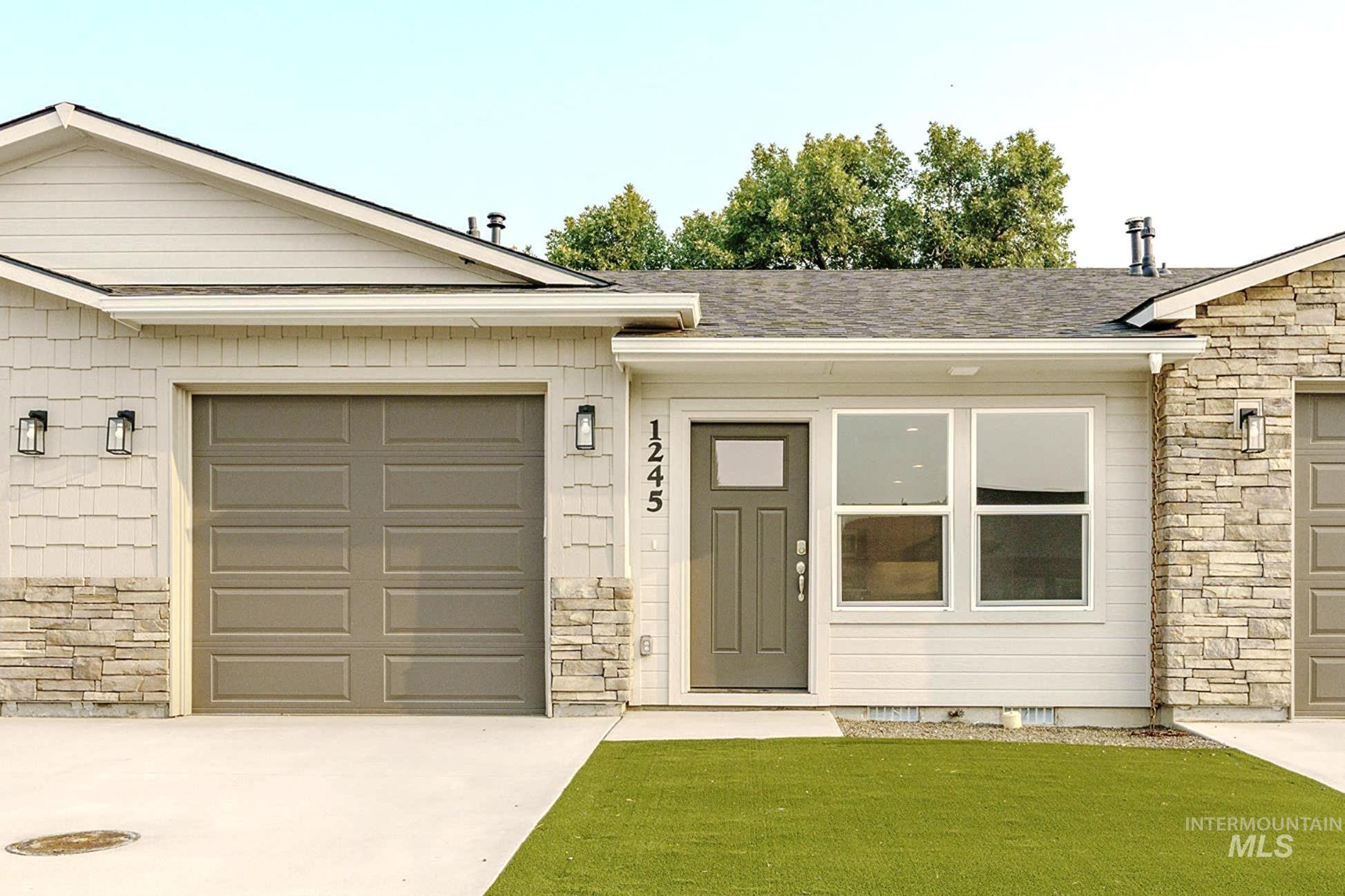 1245 Phillips Circle, Ontario, Oregon 97914-3905, 2 Bedrooms, 2 Bathrooms, Residential For Sale, Price $230,000, 98961637
