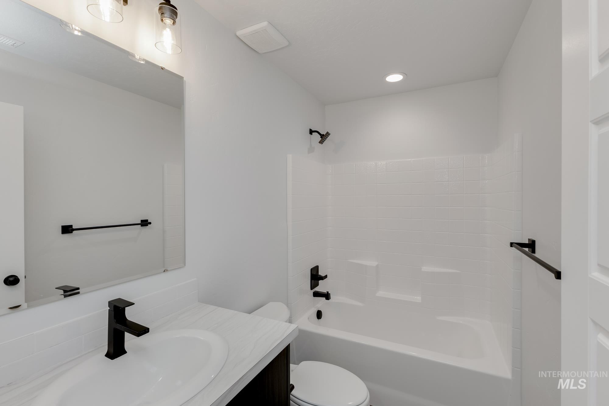 Bathroom with washtub / shower combination and vanity