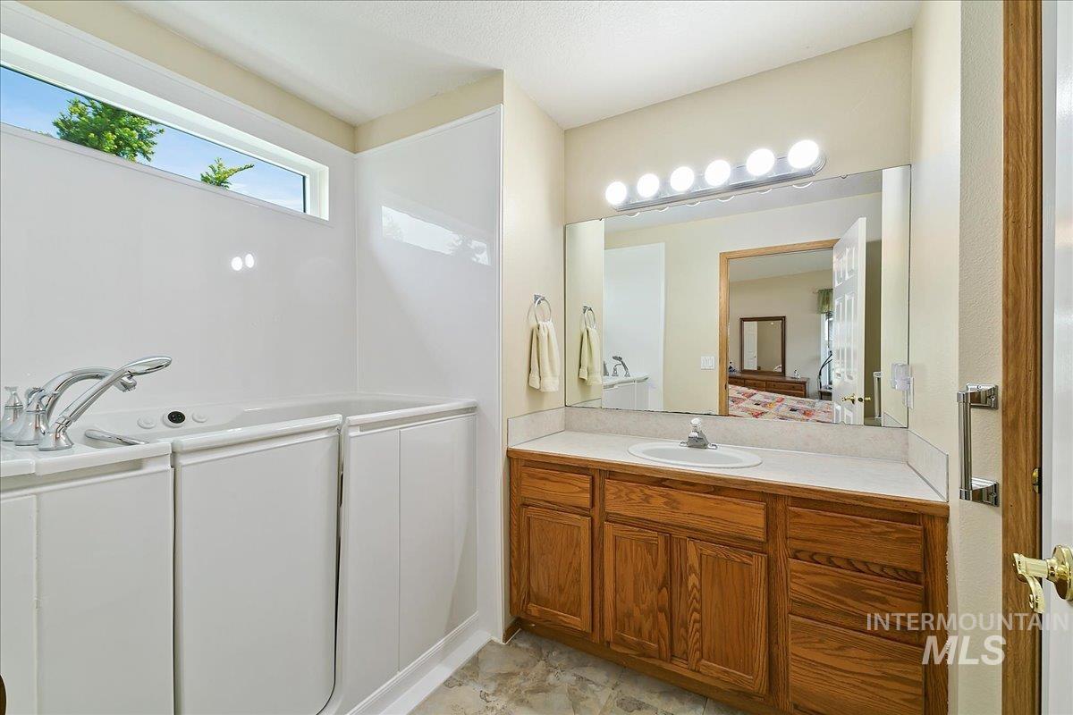 716 W Oxford Dr, Nampa, Idaho 83651, 2 Bedrooms, 2 Bathrooms, Residential For Sale, Price $279,000, 98961712