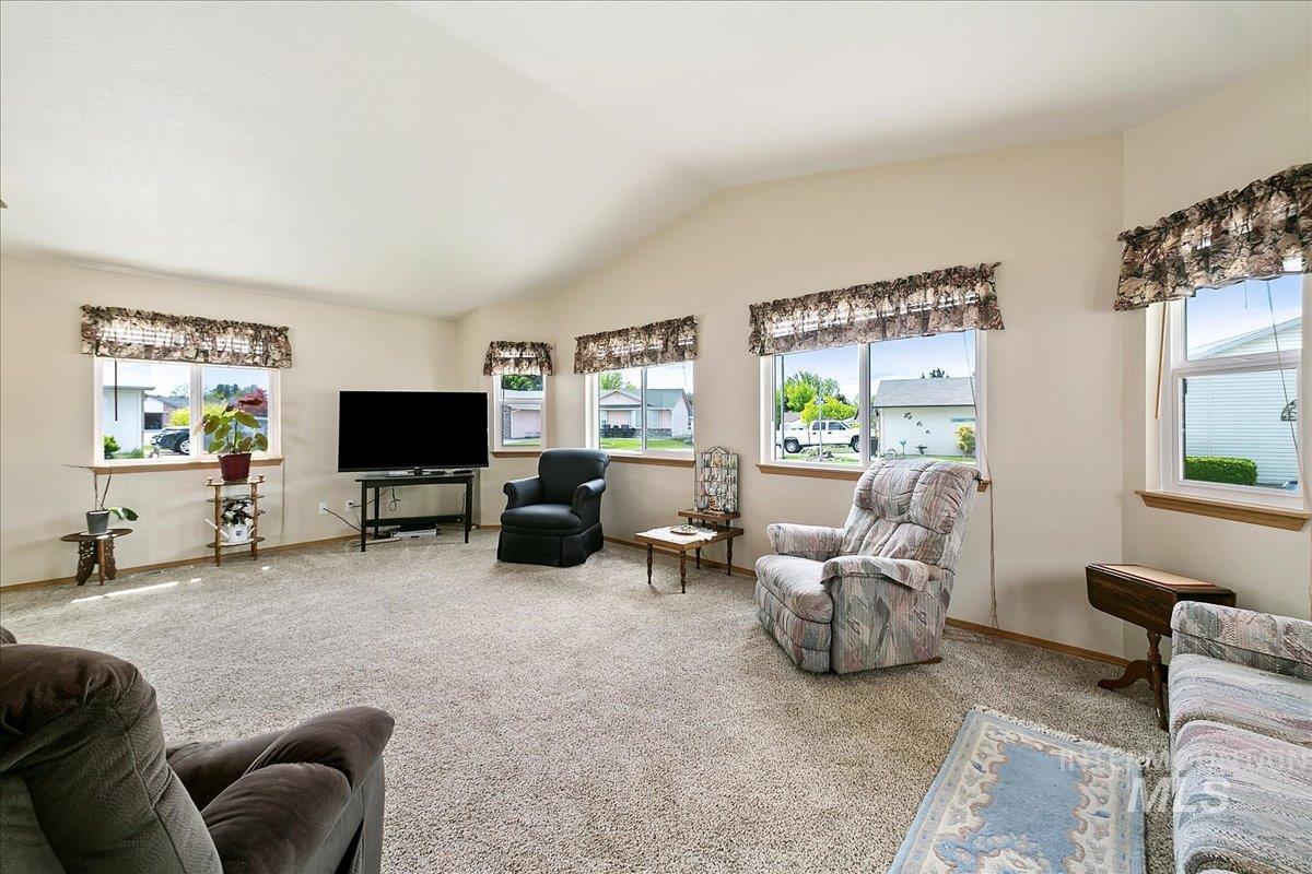 716 W Oxford Dr, Nampa, Idaho 83651, 2 Bedrooms, 2 Bathrooms, Residential For Sale, Price $279,000, 98961712