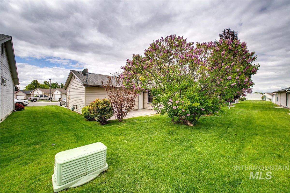 716 W Oxford Dr, Nampa, Idaho 83651, 2 Bedrooms, 2 Bathrooms, Residential For Sale, Price $279,000, 98961712