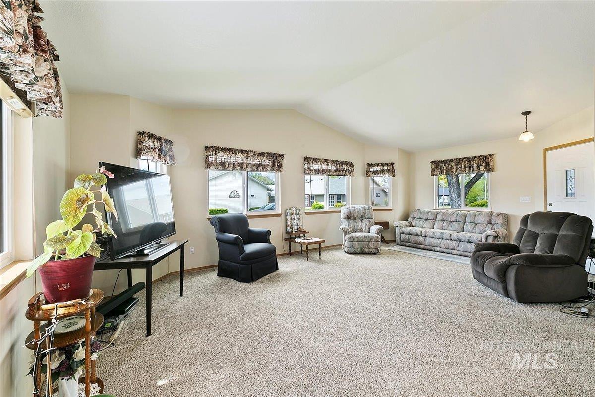 716 W Oxford Dr, Nampa, Idaho 83651, 2 Bedrooms, 2 Bathrooms, Residential For Sale, Price $279,000, 98961712