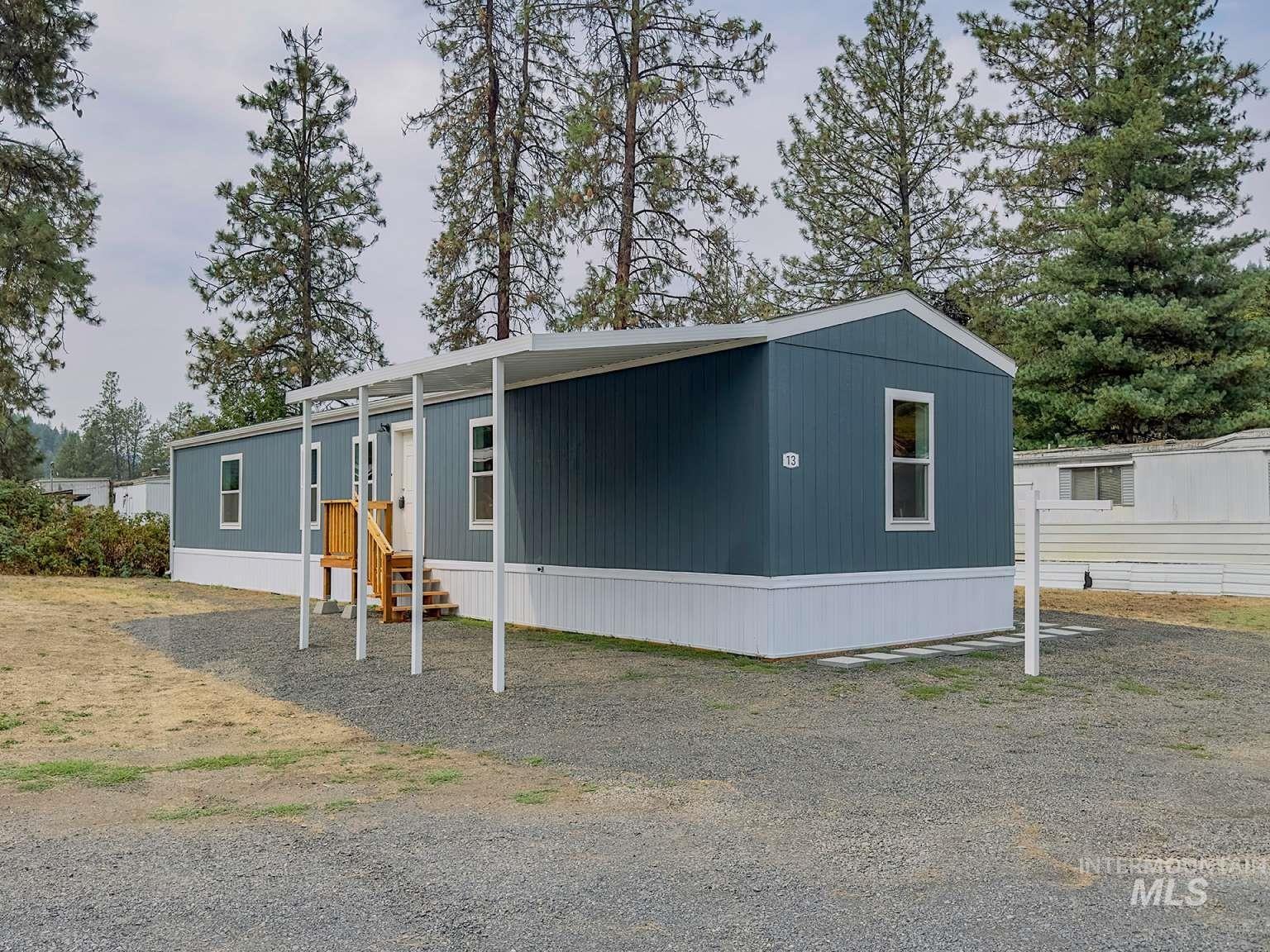 Manufactured / mobile home with entry steps