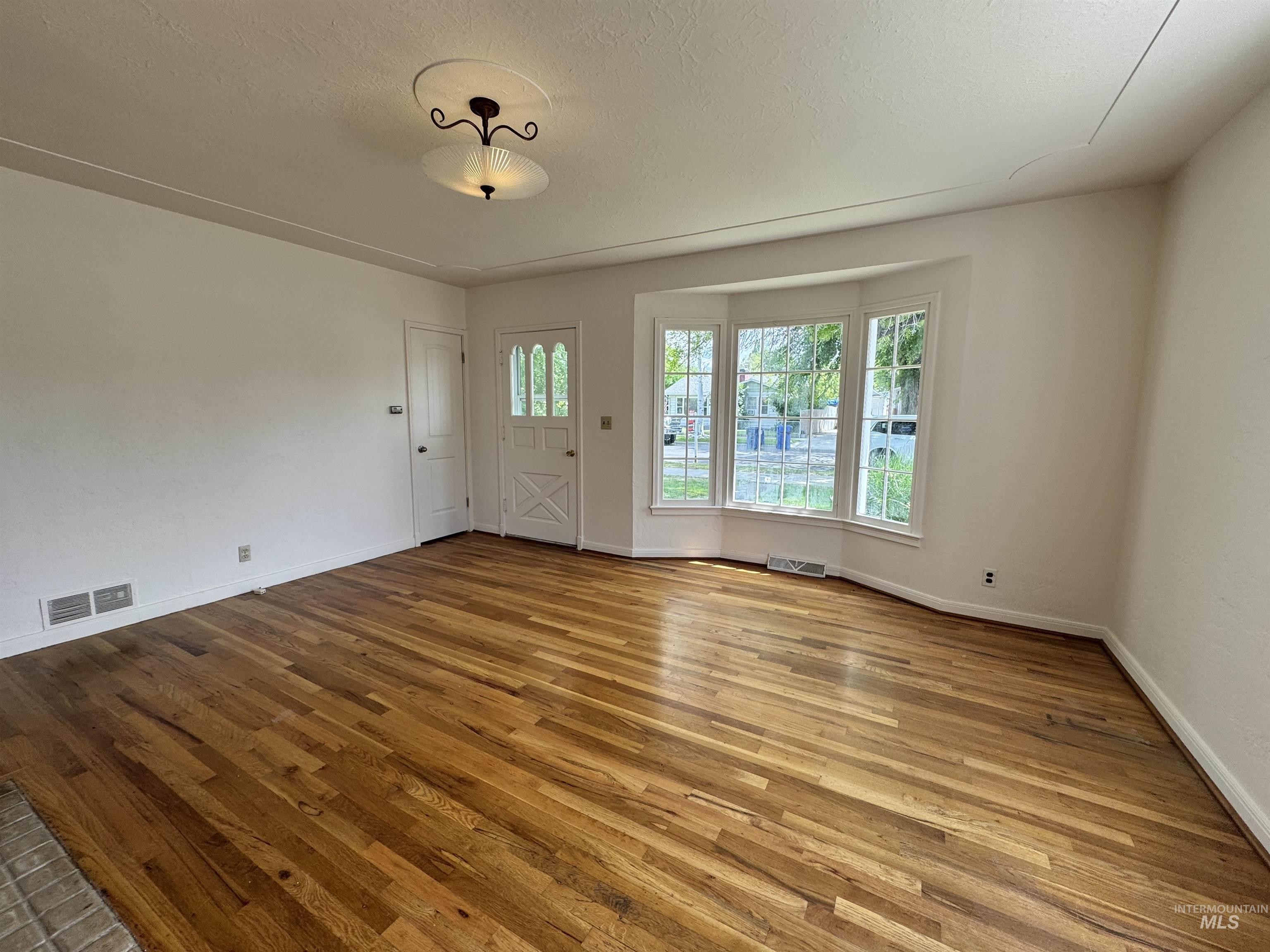 1115 11th Avenue East, Twin Falls, Idaho 83301, 3 Bedrooms, Business/Commercial For Sale, Price $249,900, 98961730