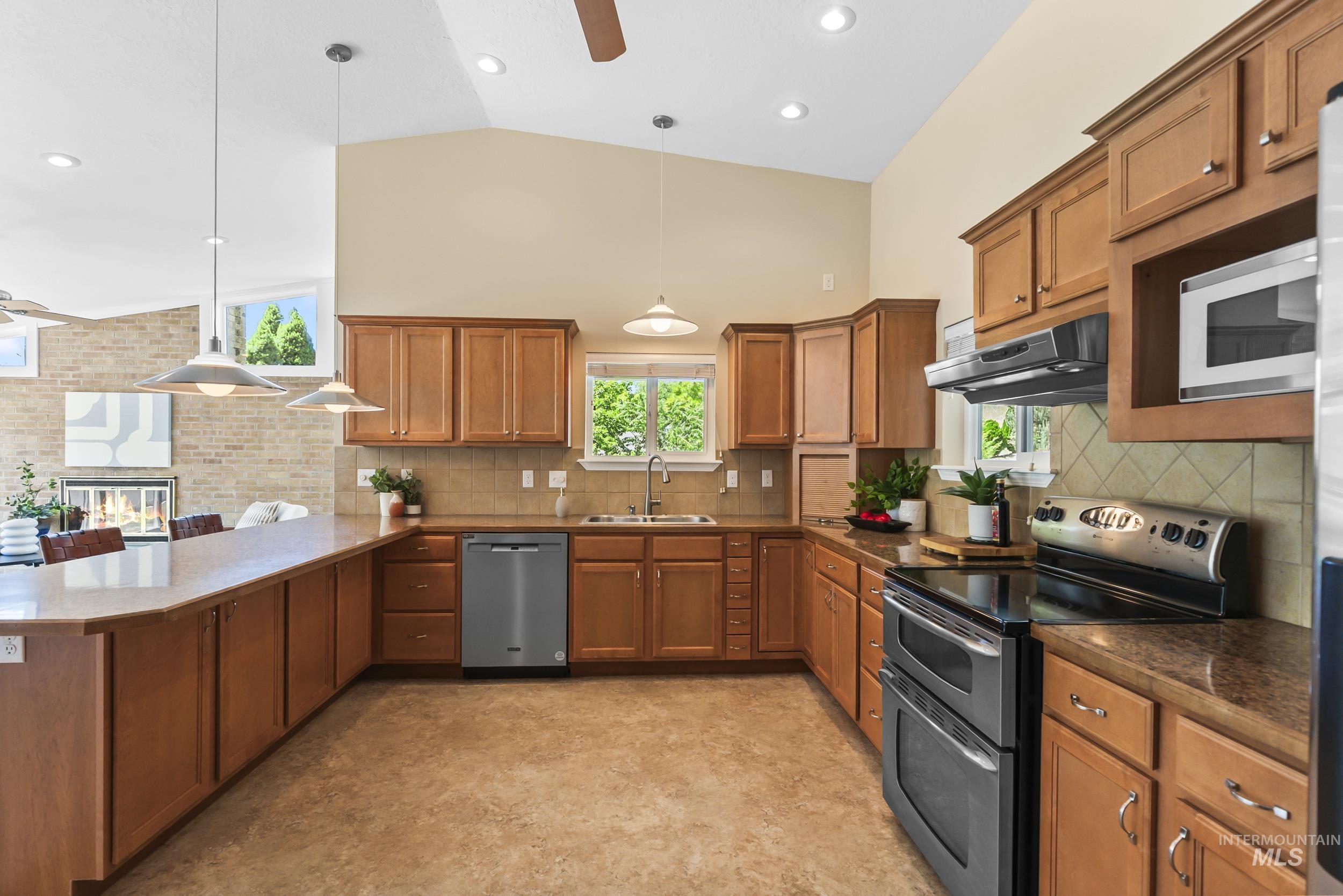3850 W Hill Rd, Boise, Idaho 83703-4224, 3 Bedrooms, 2 Bathrooms, Residential Income For Sale, Price $699,900, 98961780