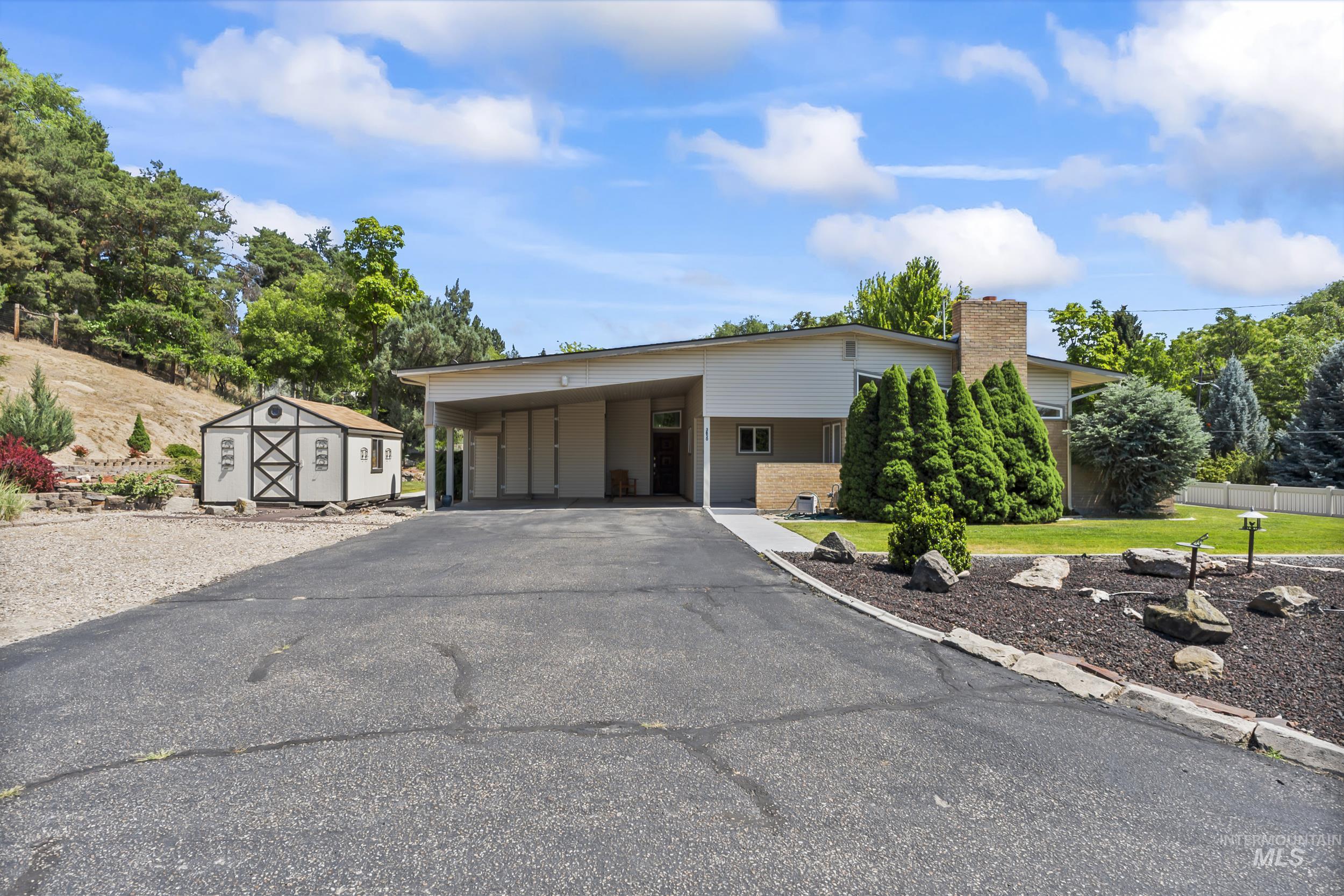 3850 W Hill Rd, Boise, Idaho 83703-4224, 3 Bedrooms, 2 Bathrooms, Residential Income For Sale, Price $699,900, 98961780