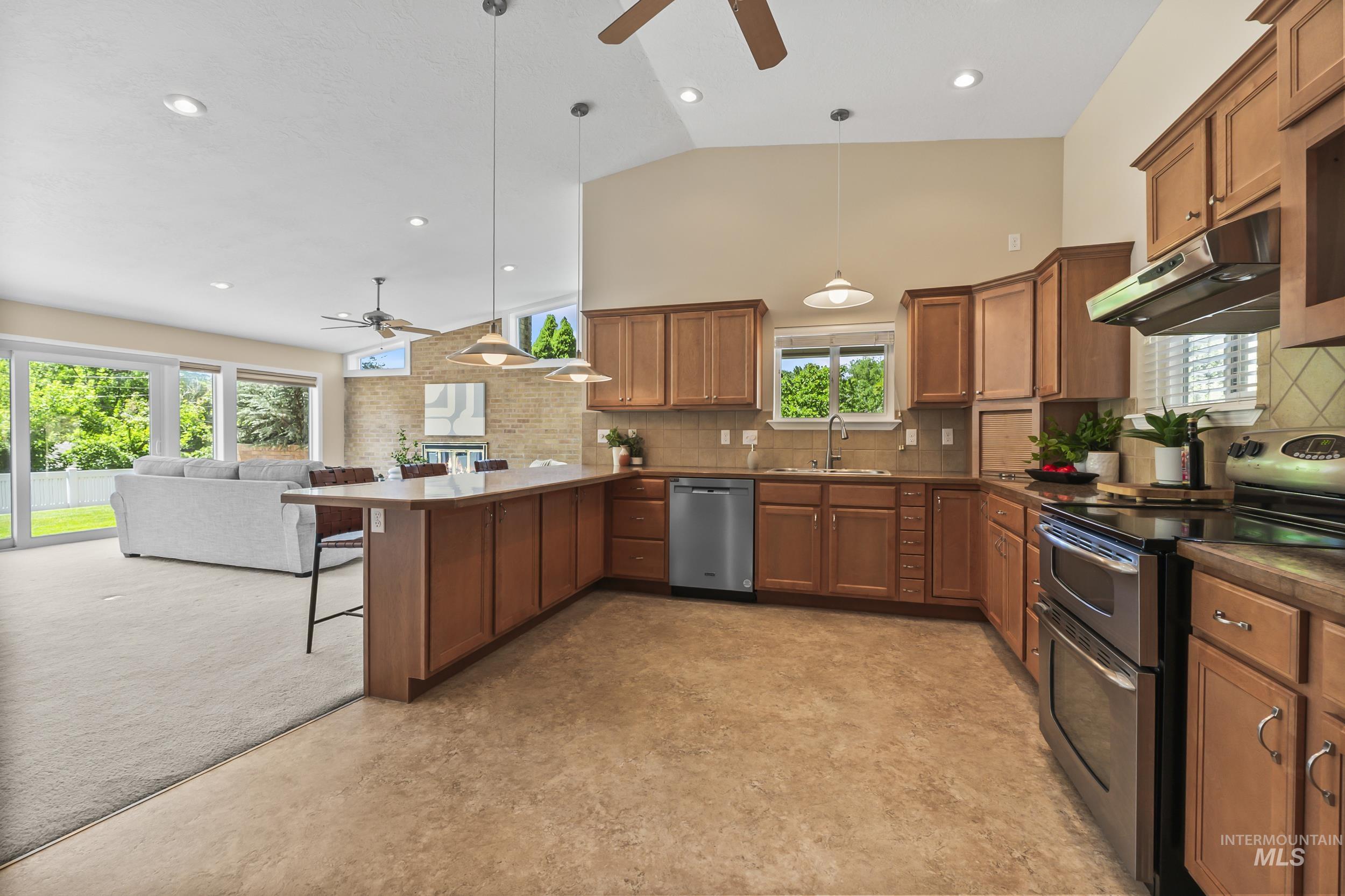 3850 W Hill Rd, Boise, Idaho 83703-4224, 3 Bedrooms, 2 Bathrooms, Residential Income For Sale, Price $699,900, 98961780