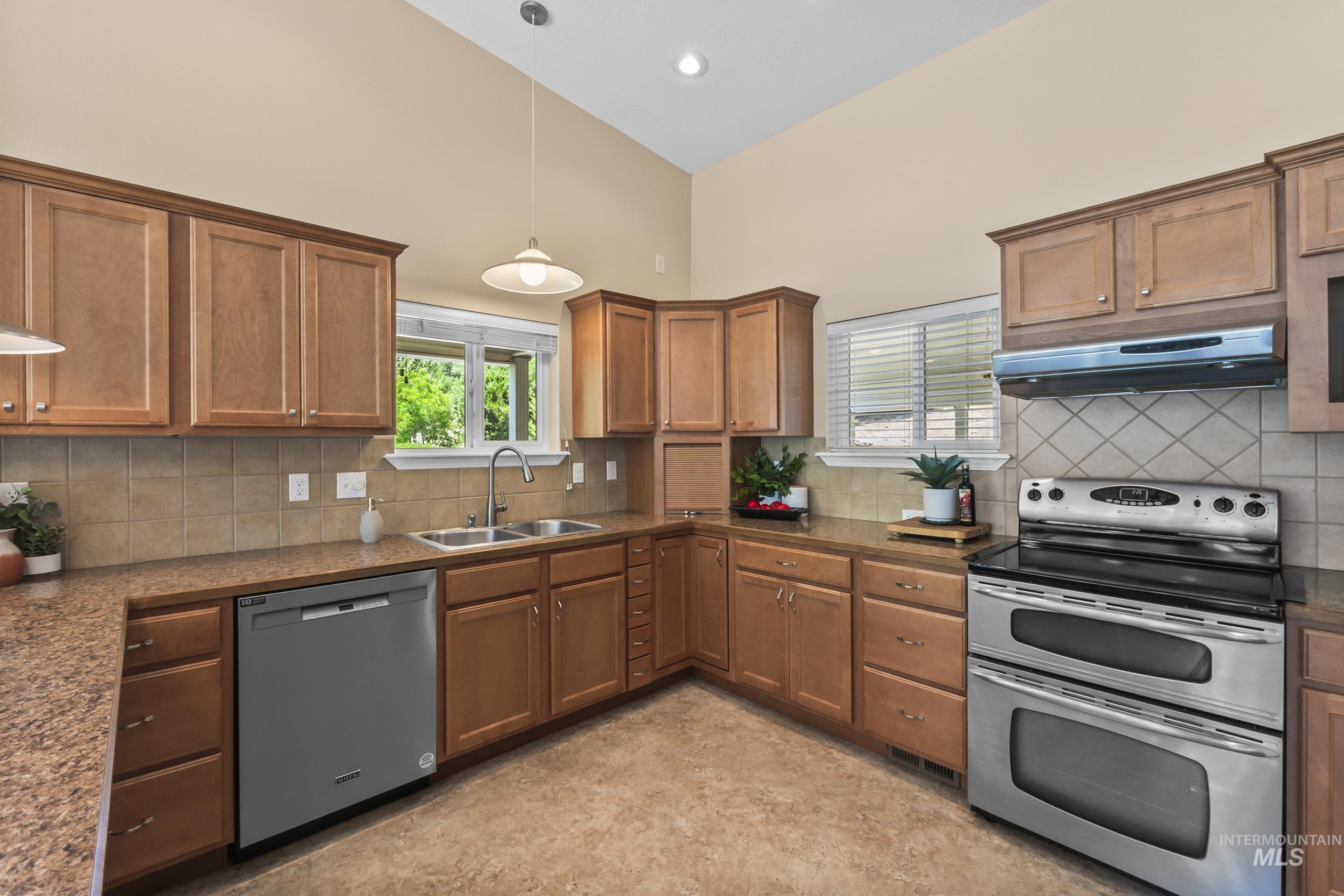3850 W Hill Rd, Boise, Idaho 83703-4224, 3 Bedrooms, 2 Bathrooms, Residential Income For Sale, Price $699,900, 98961780